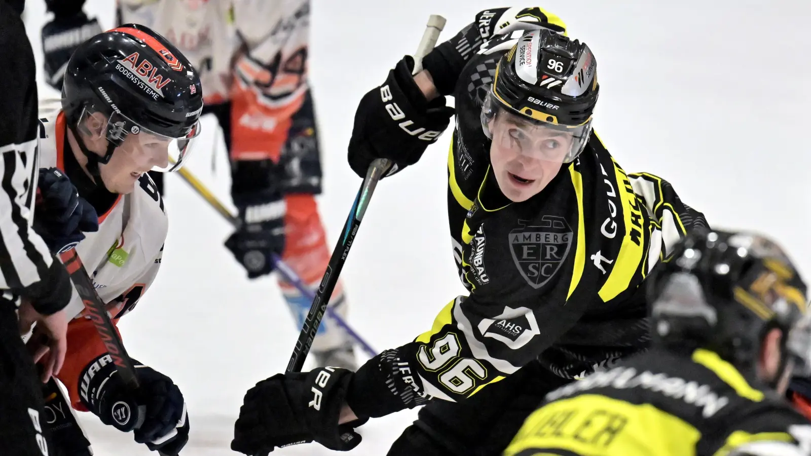 Top-Scorer Brendan Walkom (rechts) bleibt dem ERSC Amberg auch in der kommenden Saison 2025/26 treu. (Bild: Hubert Ziegler)