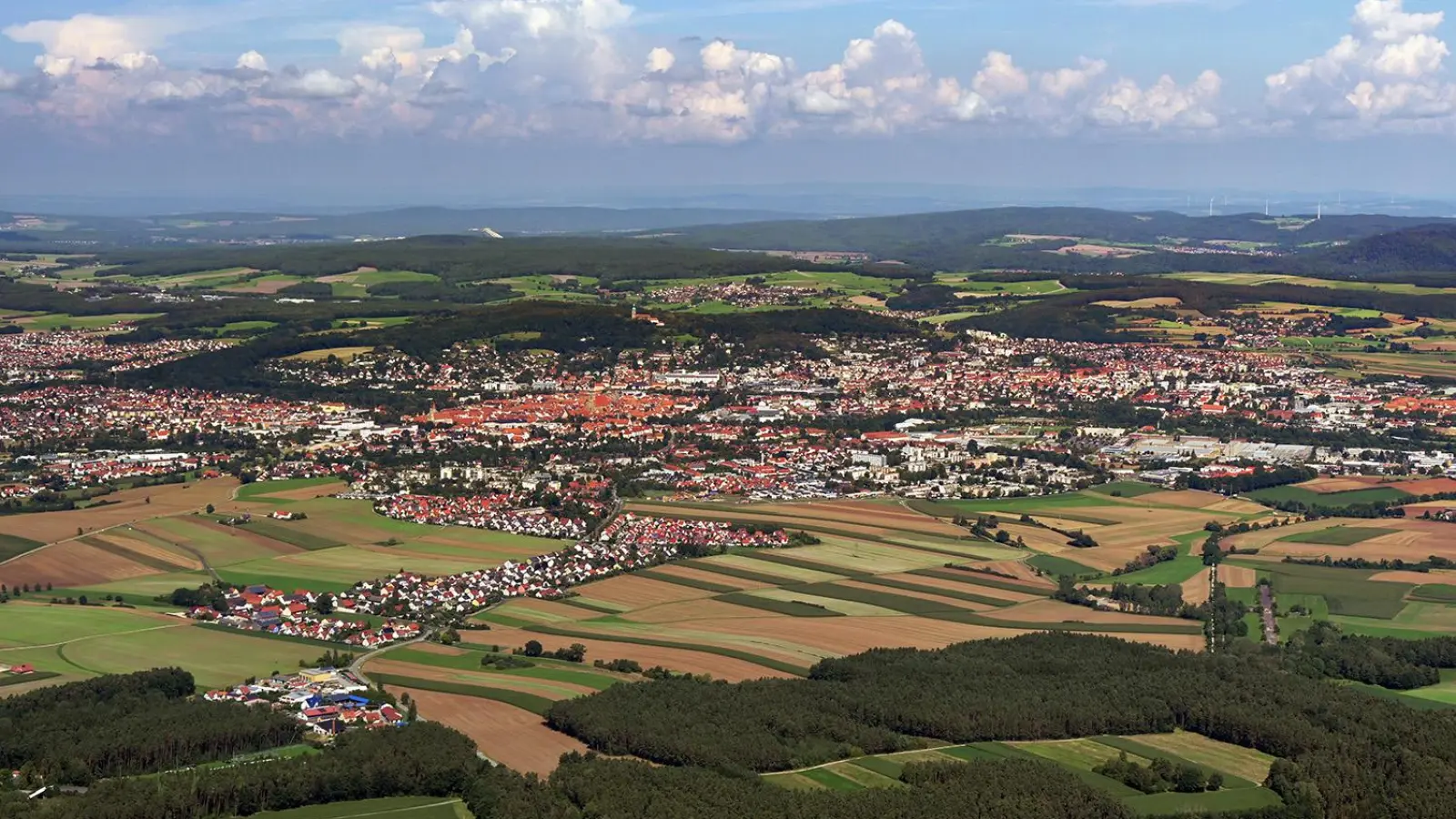 Amberg aus der Luft. Die Stadt bittet um Vorschläge, wie man eine Million Euro in den Stadtteilen jenseits der Innenstadt ausgeben könnte. (Bild: Hajo Dietz, Nuernberg Luftbild)