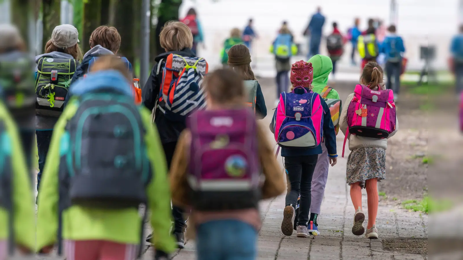 Sowohl in Kümmersbruck als auch in Amberg hat ein Mann Schulkinder teils mehrfach aufgefordert, in sein Auto zu steigen. In der Dr.-Johanna-Decker-Schule verschaffte er sich angeblich unter einem Vorwand Zutritt zum Gebäude. (Symbolbild: Peter Kneffel/dpa)