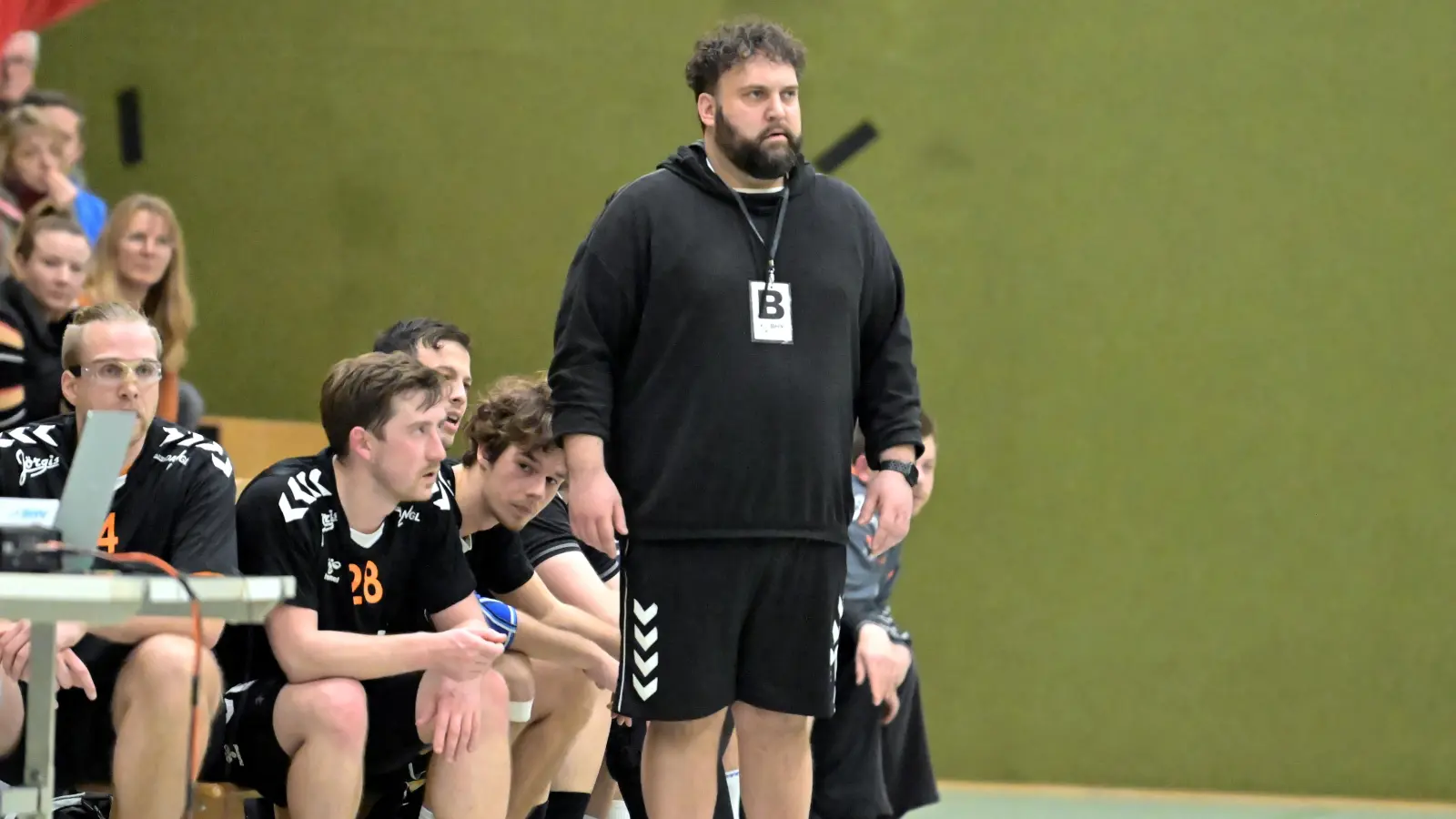 Christof Heiduk (stehend), Trainer der HG Amberg, sieht sein Team in Erlangen in der Außenseiterrolle.  (Archivbild: Hubert Ziegler)