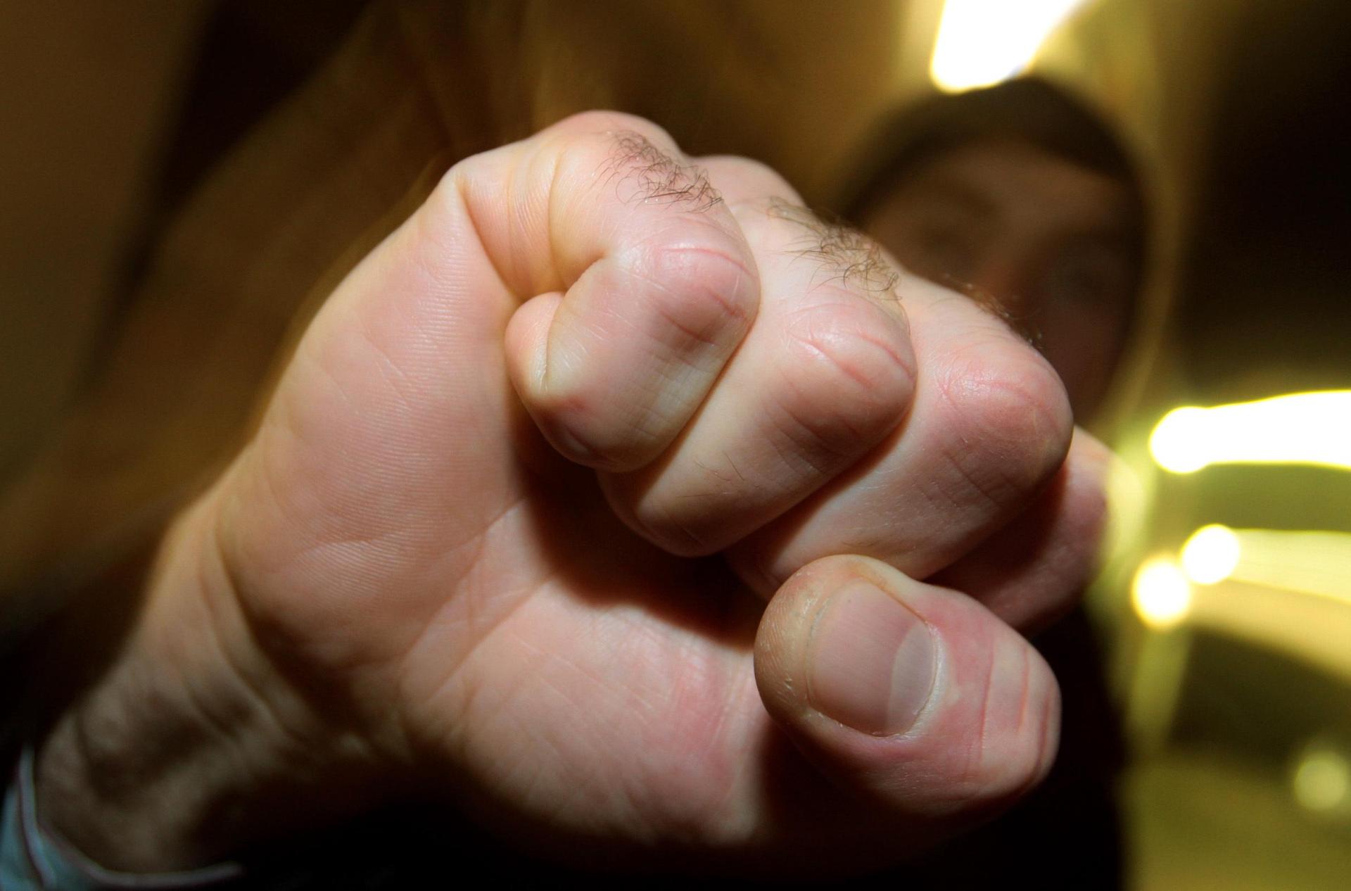 Bei einer Auseinandersetzung auf der Kirwa ging ein 16-Jähriger auf einen 18-Jährigen los. (Bild: Karl-Josef Hildenbrand/dpa)