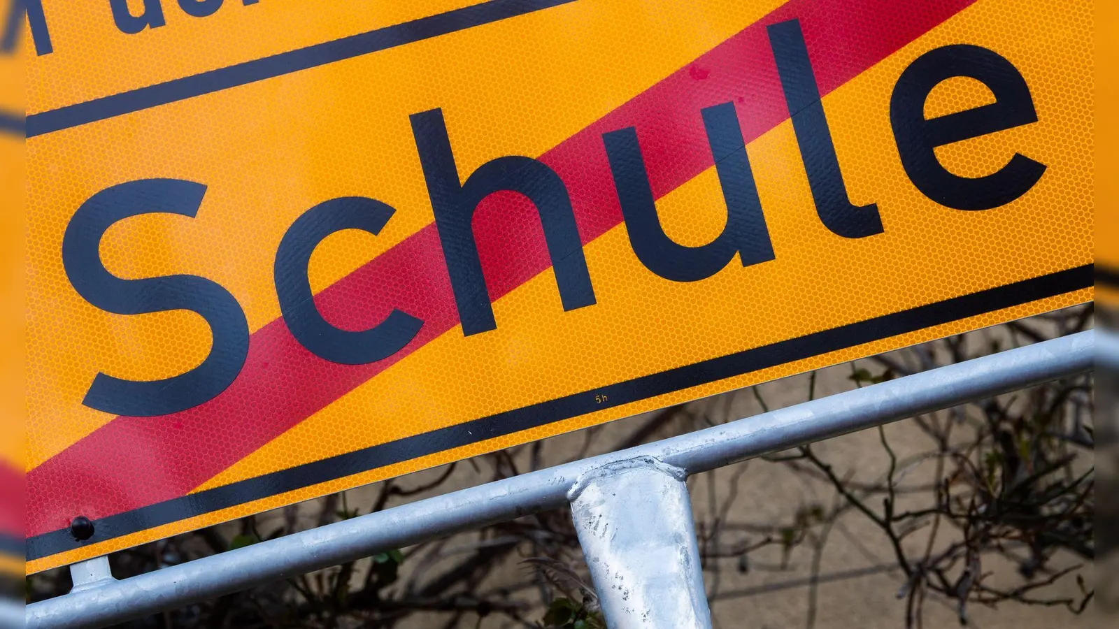 Eine 14-jährige Schülerin aus Schwandorf bleibt unentschuldigt dem Unterricht fern. Da es sich nicht um den ersten Vorfall dieser Art handelt, droht nun eine Anzeige. (Symbolbild: Julian Stratenschulte/dpa)