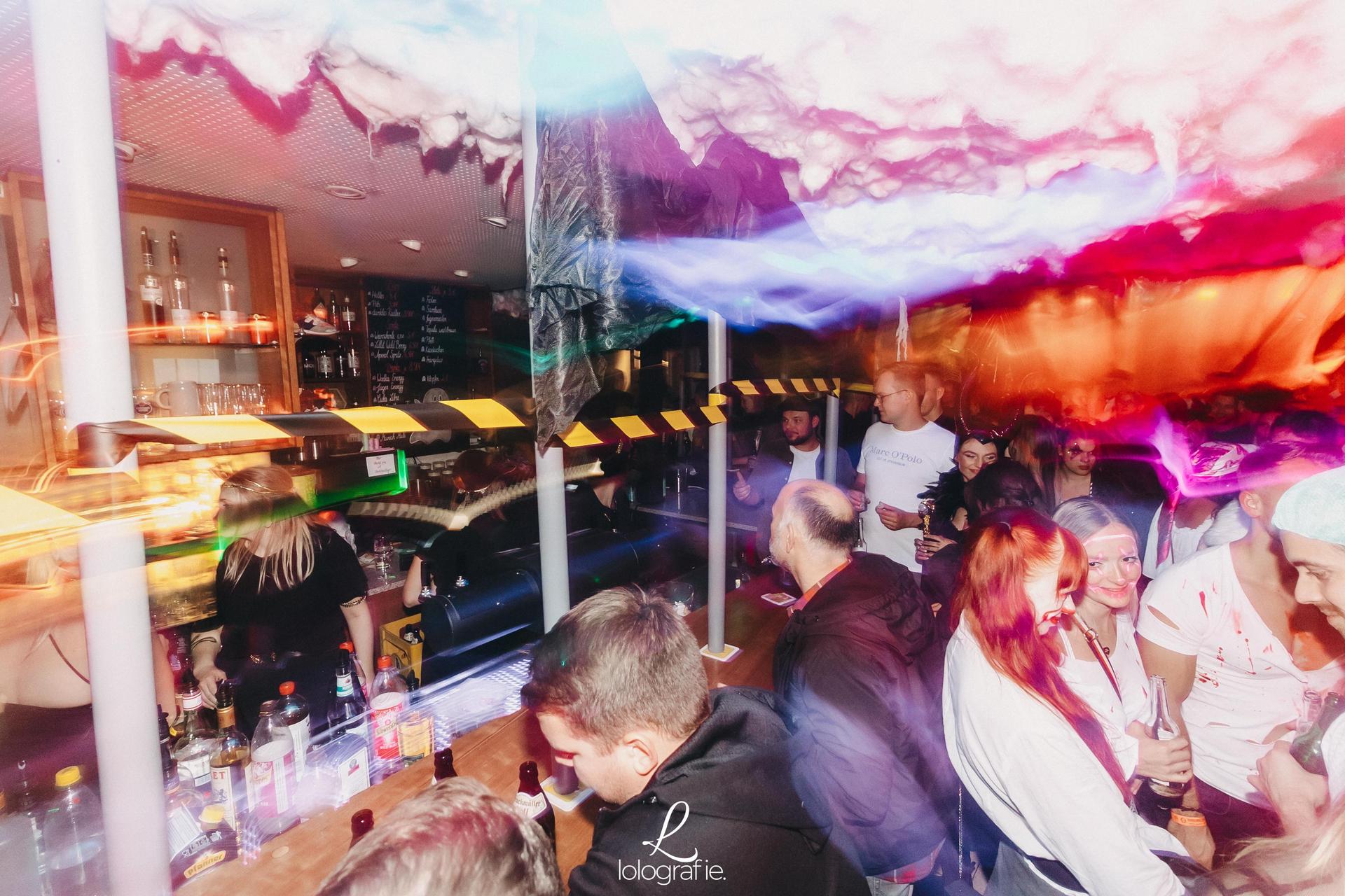Das Colomba war in der Halloween-Nacht proppenvoll - und geile Verkleidungen gab es auch zu sehen. (Bild: Leonie Hartung)