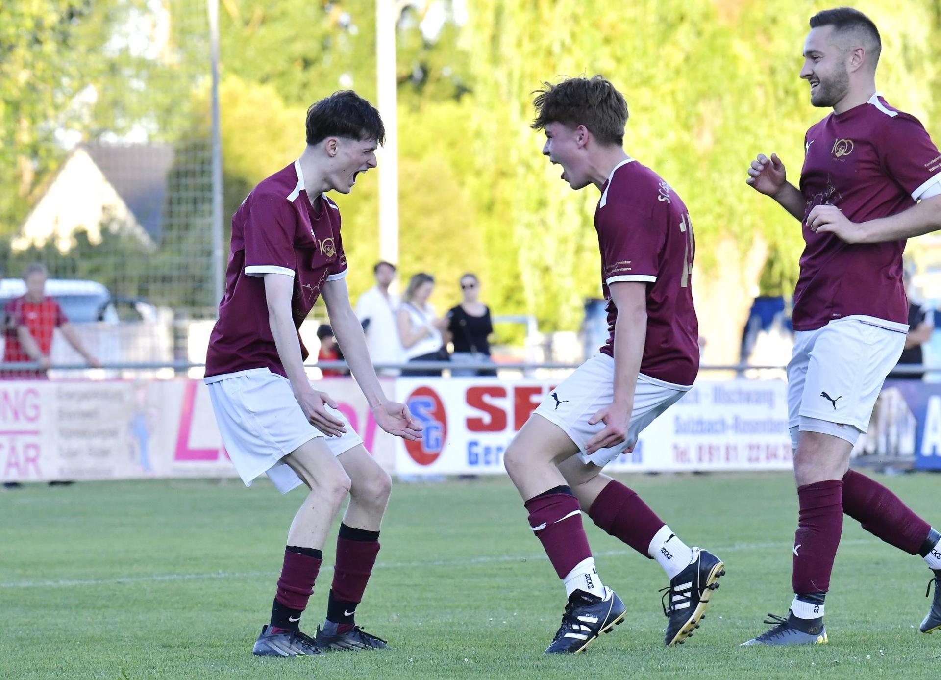 Szenen aus dem Relegationsspiel zwischen dem SC Eschenbach (rote Trikots) und der DJK Ensdorf. (Bild: Hubert Ziegler)