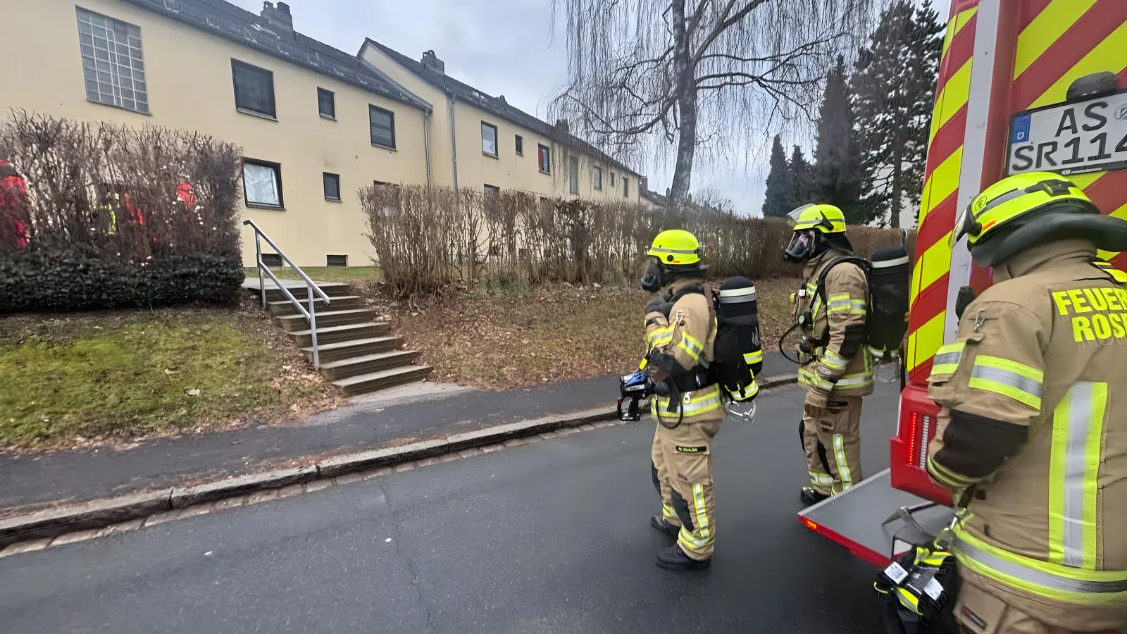 Atemschutzträger der Feuerwehr machen sich für die Inspektion der Wohnung bereit, finden dort aber niemand vor. (Bild: ge)