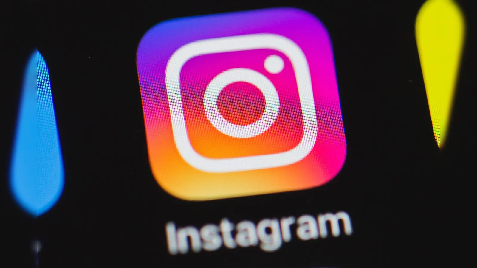 Wegen einer „Gefällt-mir-Angabe” auf Instagram geraten zwei Frauen in Schwandorf aneinander. (Symbolbild: Rolf Vennenbernd/dpa)