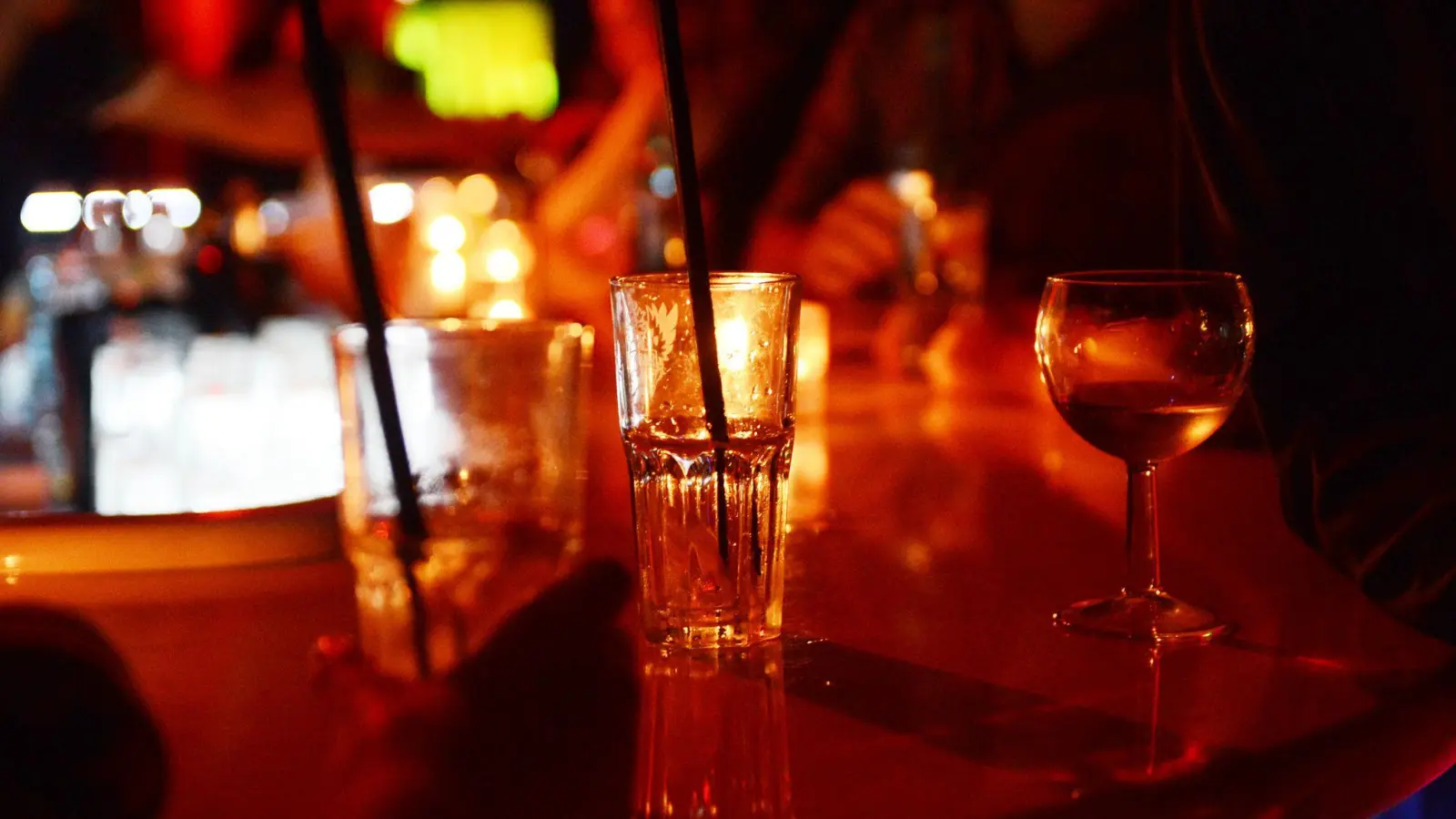 Laut der Studie berichteten Teilnehmende nach dem Ansehen entsprechender Beiträge 73 Prozent häufiger von erhöhter Lust auf Alkohol als Personen, die vergleichbare Videos ohne Alkohol sahen. (Symbolbild: Jens Kalaene/dpa-Zentralbild/dpa)