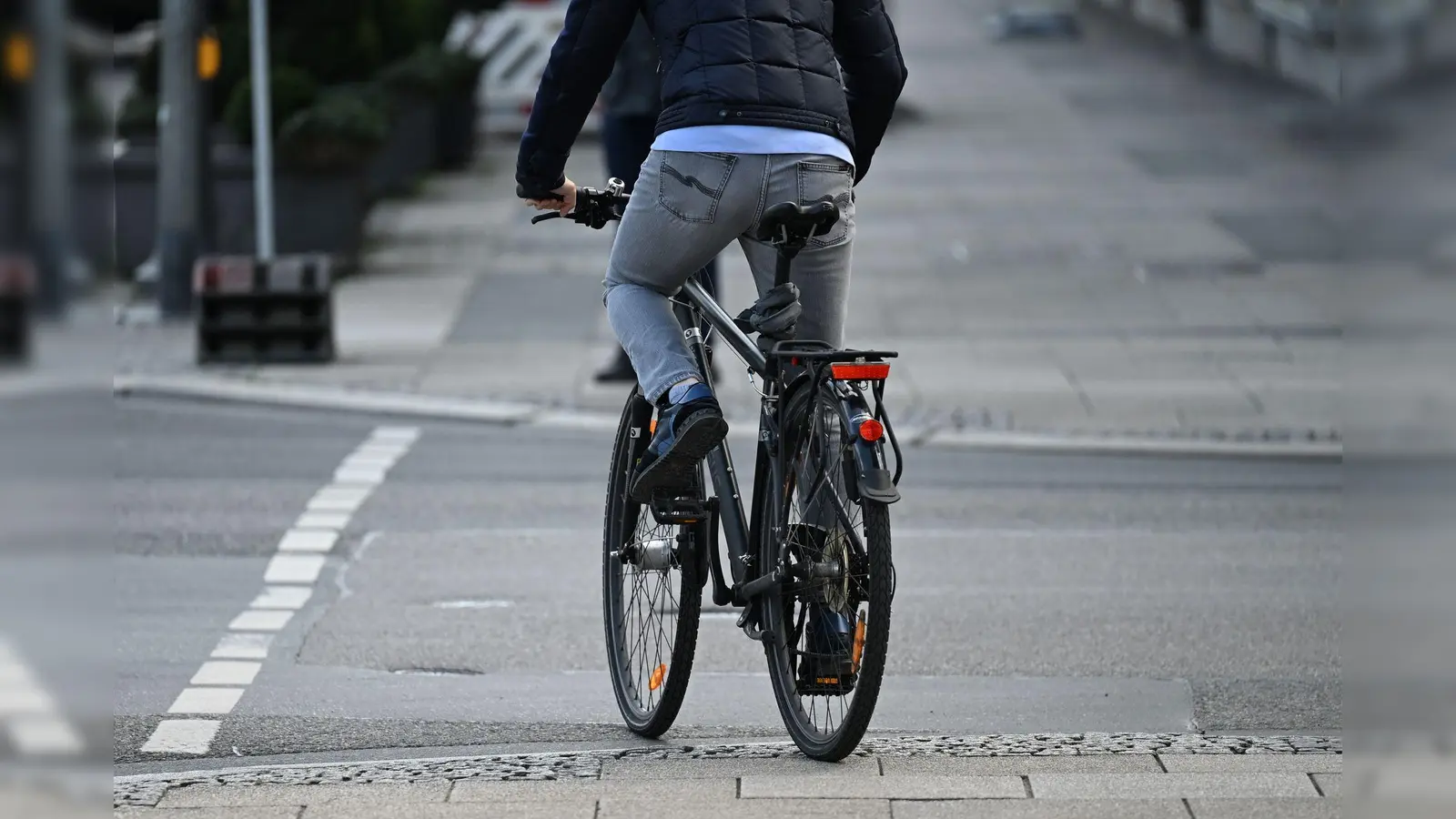 Ein Fahrradfahrer stürzt in Amberg und verletzt sich leicht. Der 34-Jährige kommt ins Krankenhaus. (Symbolbild: Michael Brandt/dpa)