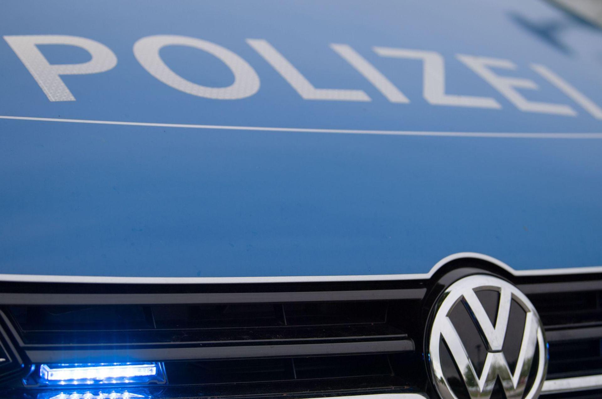 In Kümmersbruck wurde ein Auto in einer Hofeinfahrt vorsätzlich beschädigt. Die Polizei sucht Zeugen. (Symbolbild: Lino Mirgeler/dpa)