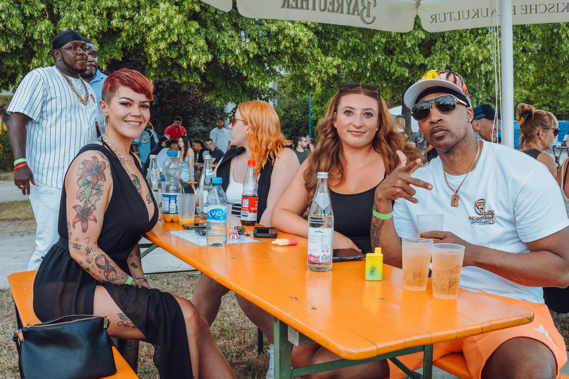 Shisha, Drinks und guter Hip-Hop. So war's am Hip-Hop BBQ in Amberg.  (Bild: Denise Helmschrott)