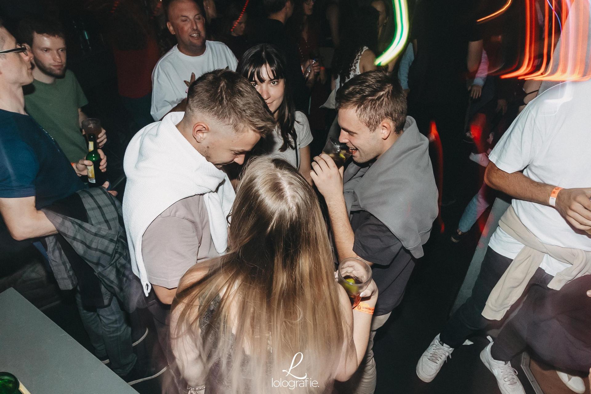 80's, 90's und 2000er: Die Fotos von Amberg tanzt im Trio. (Bild: Leonie Hartung)