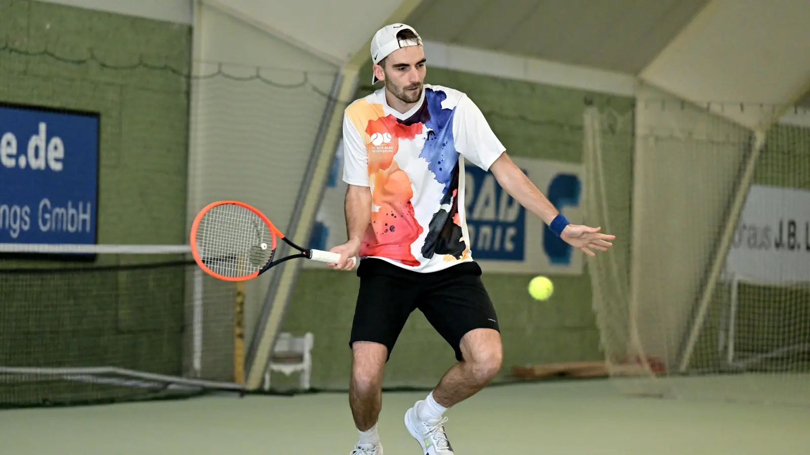 Marcel Stickroth vom TC Rot-Blau Regensburg holte den Titel beim Volvo-Cup des TC Amberg am Schanzl. (Bild: Hubert Ziegler)