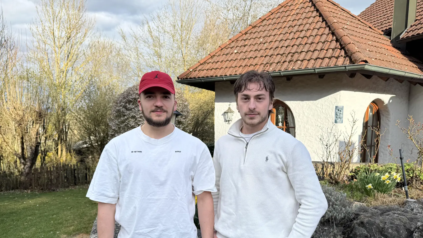 Zwei Brüder mit einer gemeinsamen Leidenschaft: Während Erik (li.) beim ERC Ingolstadt durchstartet, spielt Niels in Amberg. (Bild: ama)