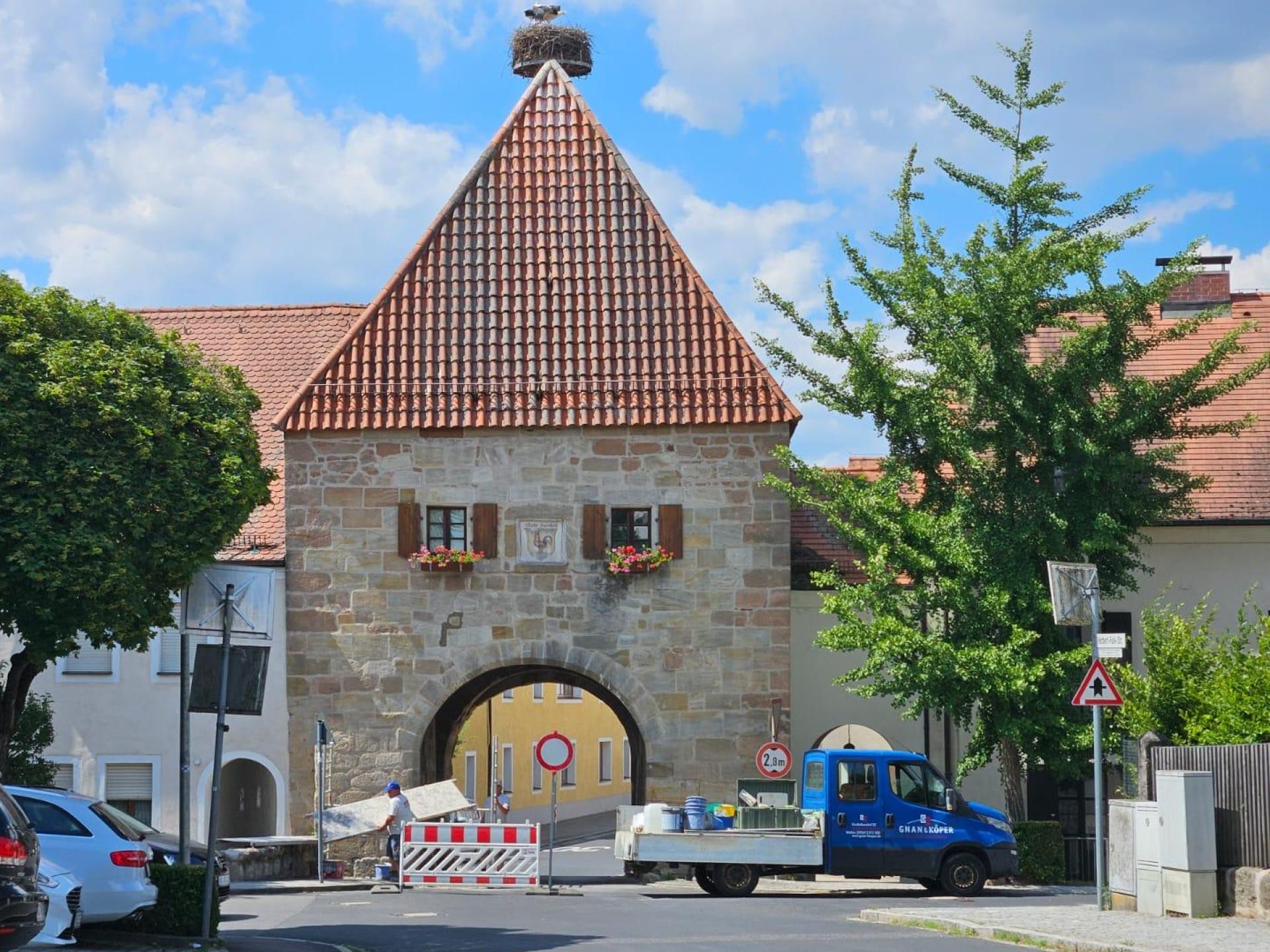 In einem Torbogen in Hahnbach ist am Mittwochnachmittag ein Traktor stecken geblieben. Am Donnerstag fanden kleiner Ausbesserungsarbeiten statt.  (Symbolbild: Franziska Dotzler)