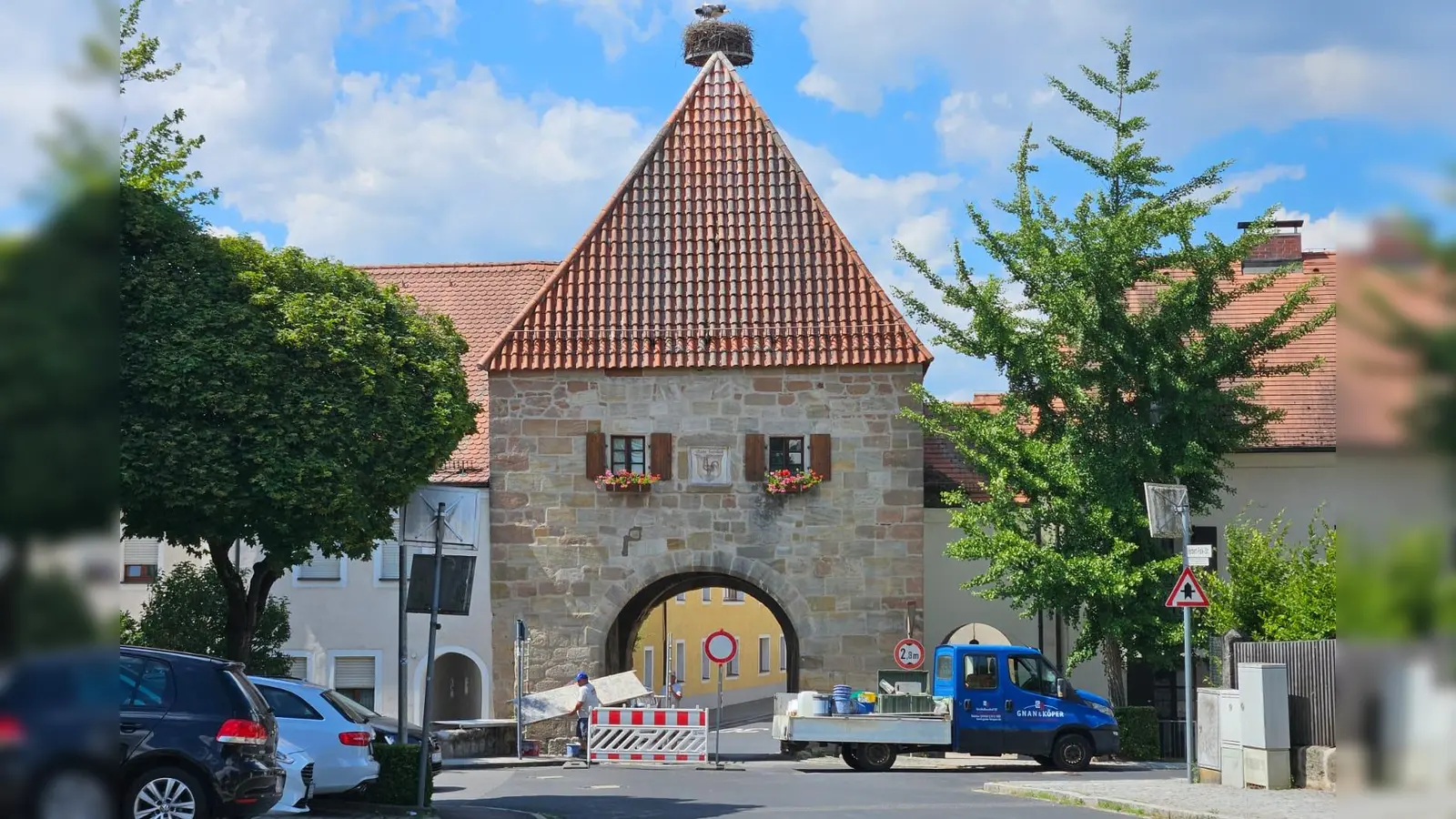 In einem Torbogen in Hahnbach ist am Mittwochnachmittag ein Traktor stecken geblieben. Am Donnerstag fanden kleiner Ausbesserungsarbeiten statt.  (Bild: Franziska Dotzler)