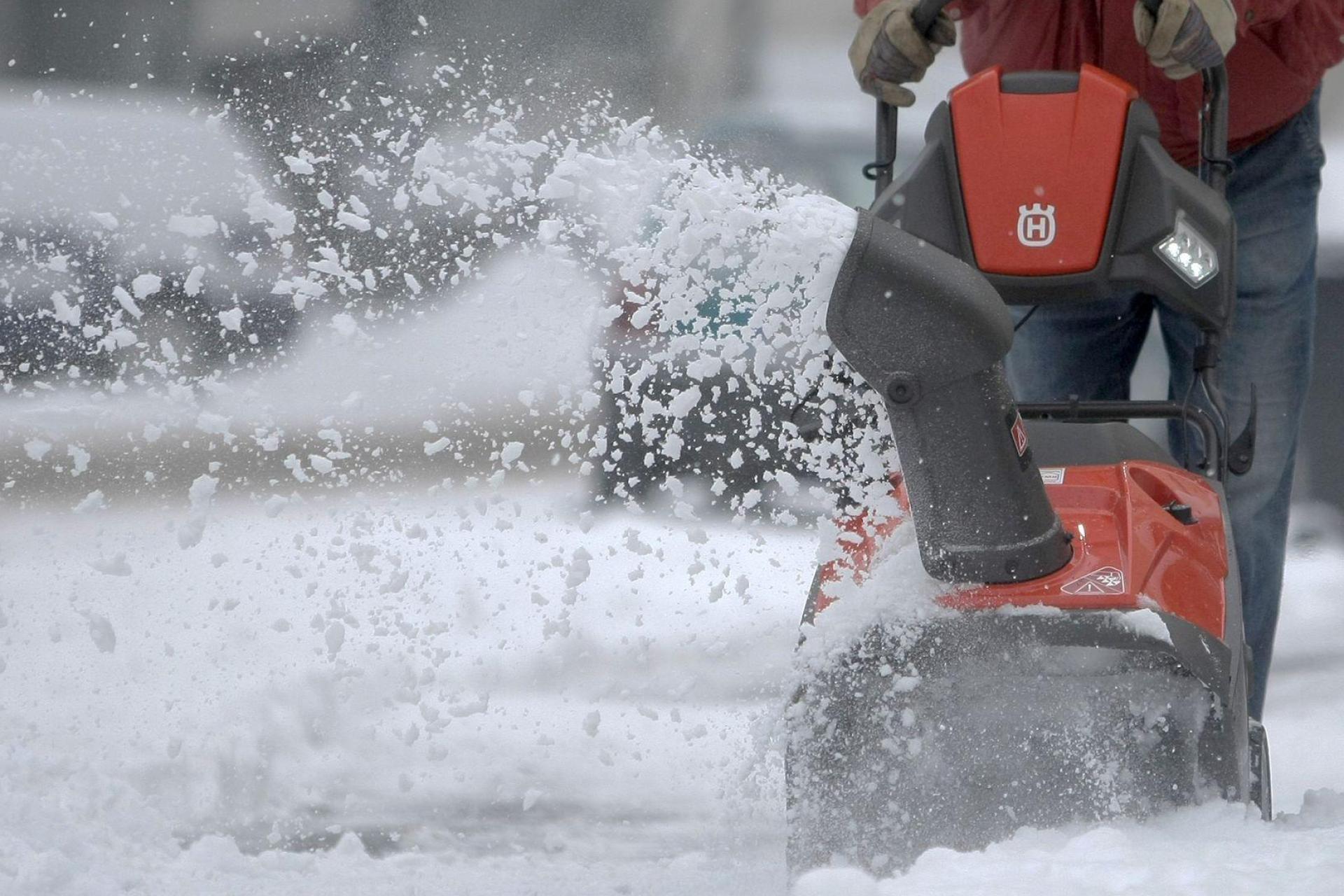 Wie es zu dem schweren Unfall beim Schneefräsen kam, war noch unklar. (Symbolbild: Fredrik von Erichsen/dpa/dpa-tmn)