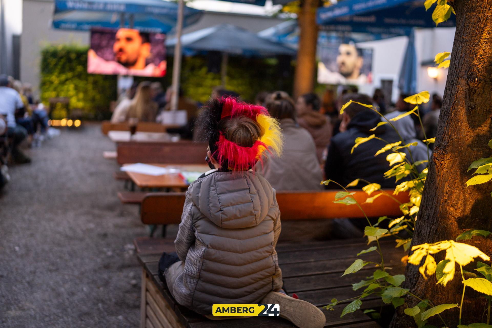 Beim Public Viewing in Amberg war schon ein bissl was los. So habt ihr den Sieg der Deutschen verfolgt. (Bild: Fotografie Lako)