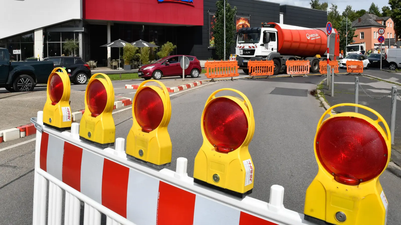 Weil die Regensburger Straße auf Höhe des Neubaus der Wirtschaftsförderung verengt wird, kann es zu Behinderungen für den Verkehr kommen. (Symbolbild: Petra Hartl)