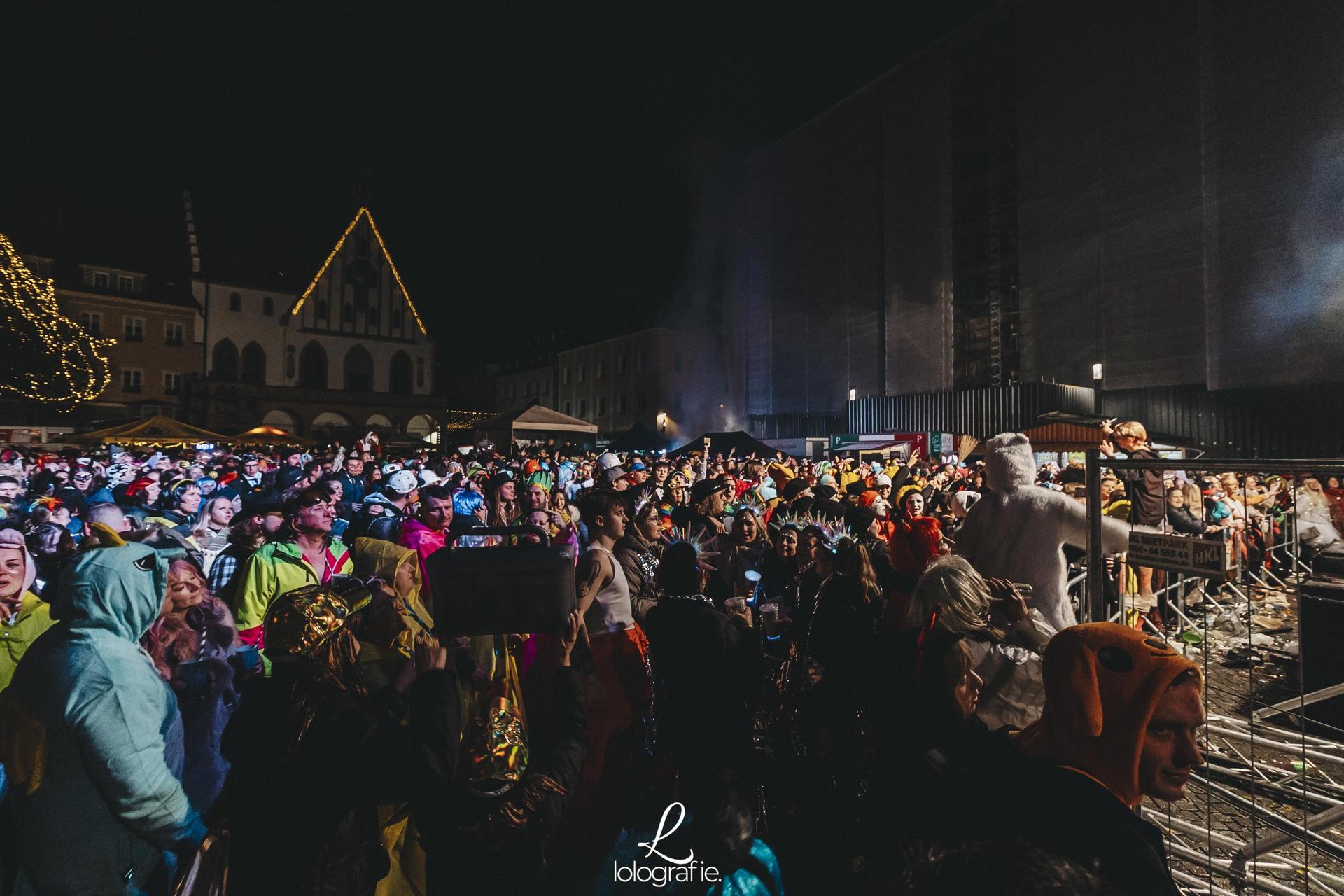 Hexennacht in Amberg. Die Fotos vom Weiberfasching am Marktplatz, exklusiv auf Amberg24.de (Bild: Lolografie)