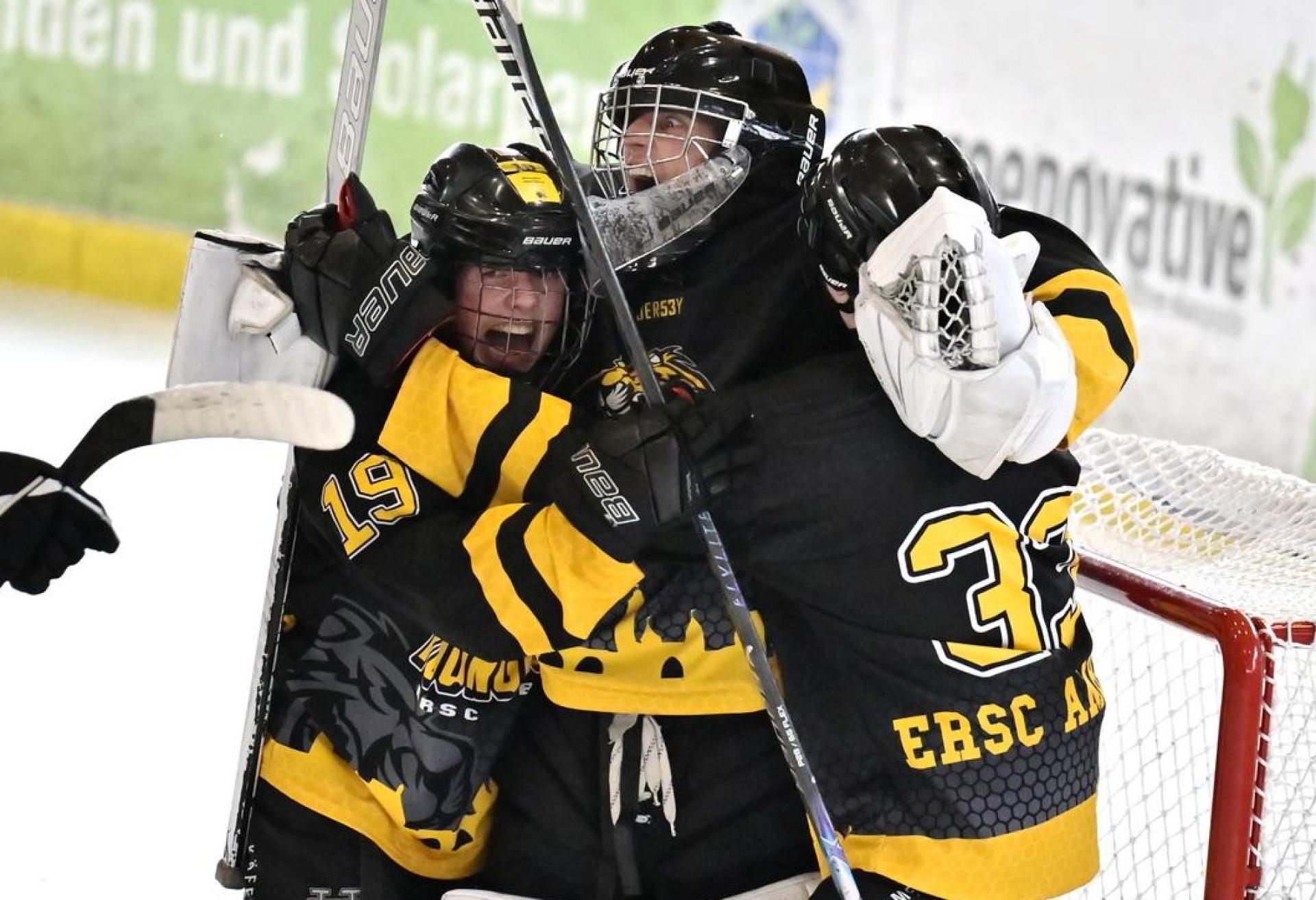 Freude pur: Die U17 des ERSC Amberg sicherte sich den Landesliga-Titel. (Bild: Hubert Ziegler)