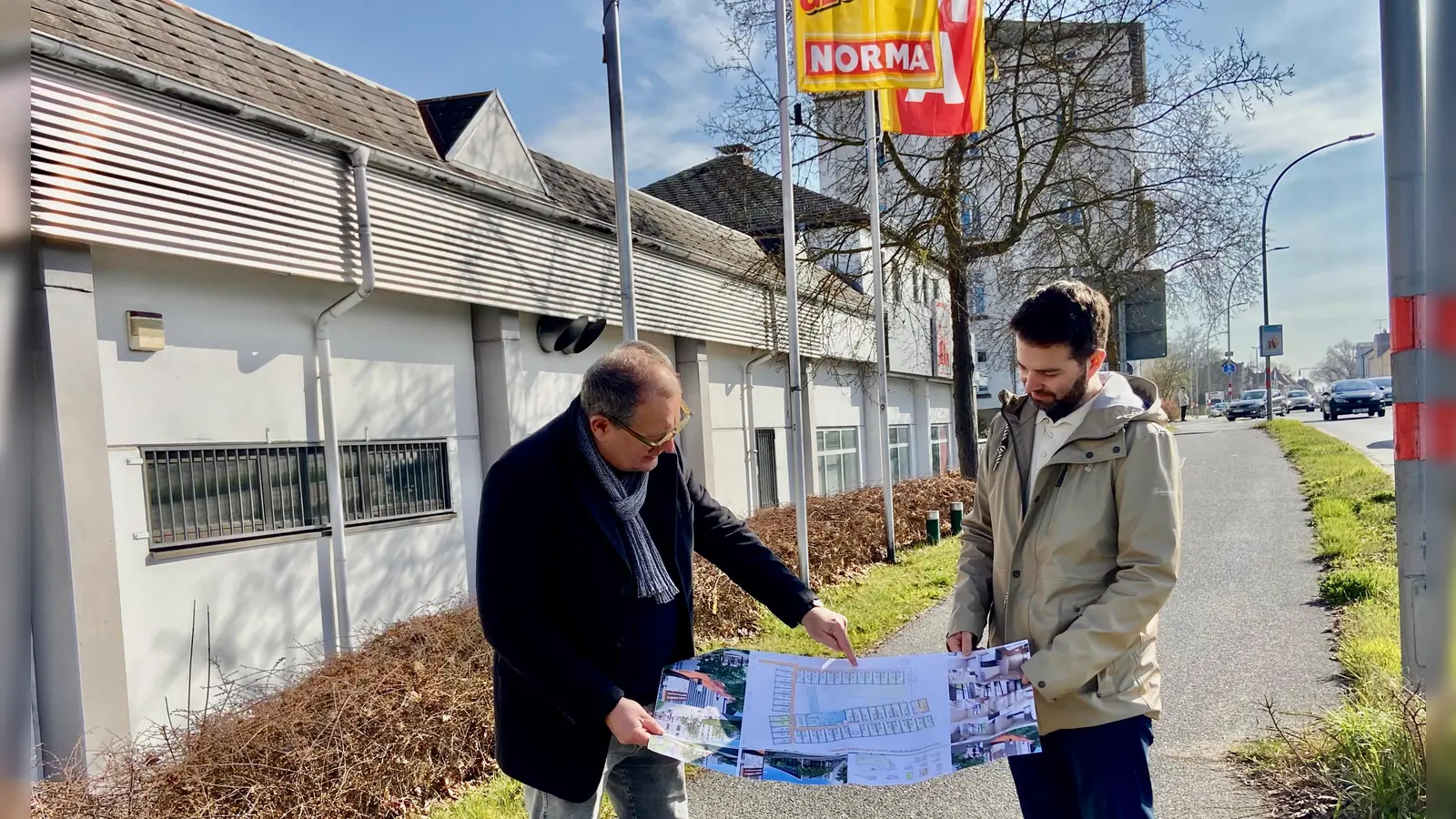 Architekt Georg Zunner (links) und AHS-Geschäftsführer Jonas Schwarzer bauen direkt neben der Amberger OTH ein Studentenwohnheim mit rund 200 Plätzen. Und zwar dort, wo heute Norma und Kik zu finden sind.  (Bild: Andreas Ascherl)