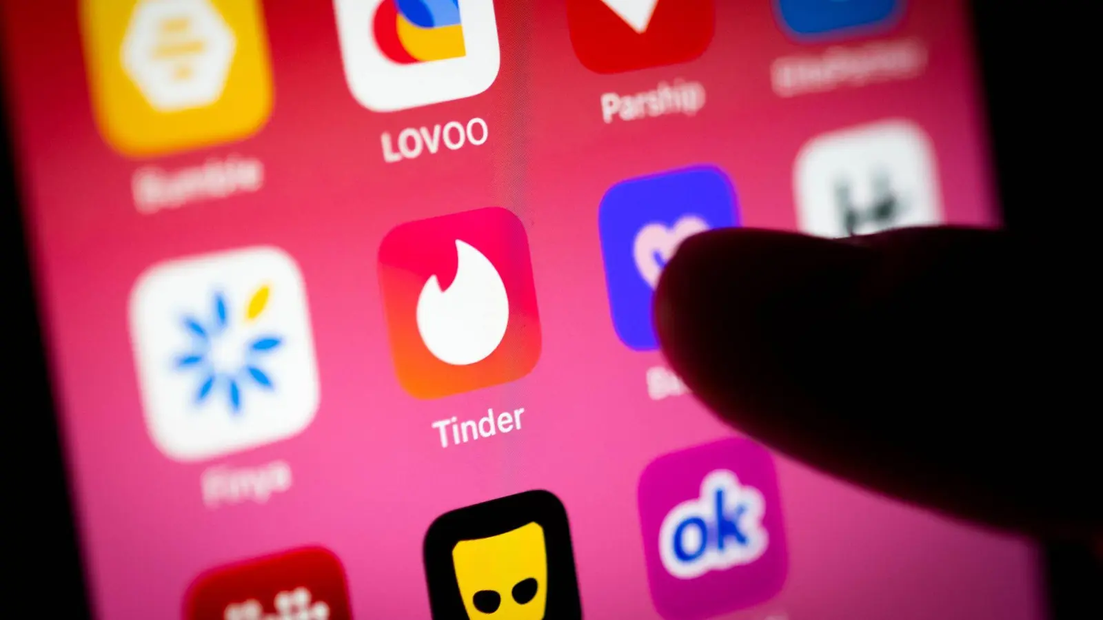 Der Markt für Dating-Apps boomt. Zwischen Bumble, Tinder, Parship und mehr fällt die Auswahl nicht immer leicht.  (Bild: Sina Schuldt/dpa)