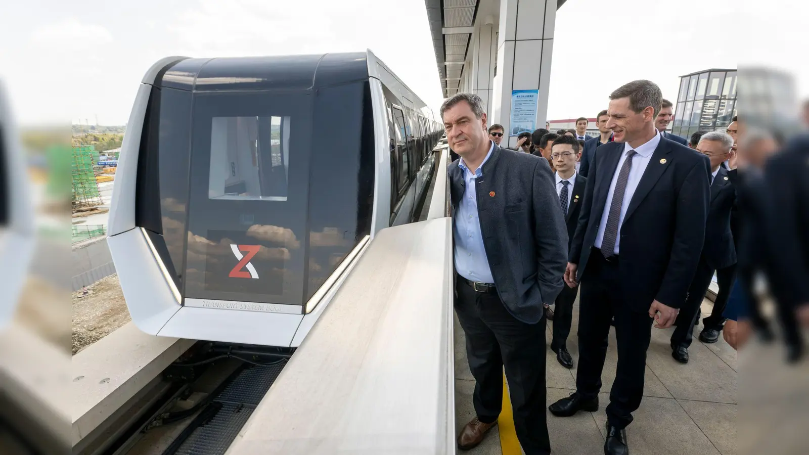 Diese Magnetschwebebahn der oberpfälzischen Firmengruppe Max Bögl schaute sich Ministerpräsident Markus Söder (CSU) in China an. Ob es eine solche Bahn auch in seiner Heimatstadt Nürnberg gehen wird, ist weiter unklar. (Archivbild) (Bild: Peter Kneffel/dpa)