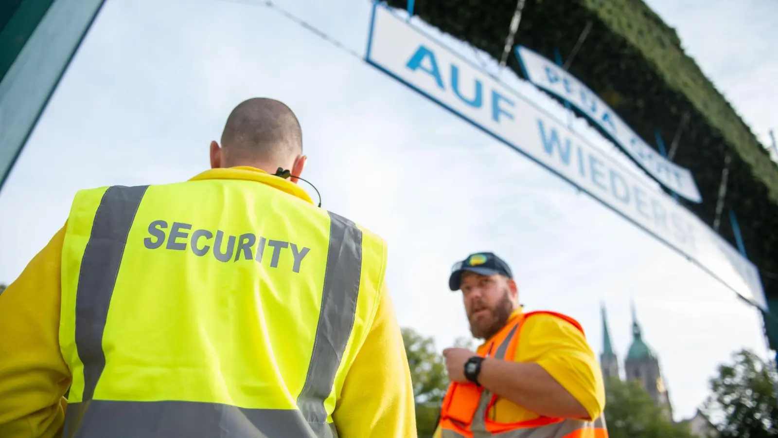 Security-Kräfte sollen für Sicherheit auf dem Oktoberfest sorgen. (Bild: Lino Mirgeler/dpa)