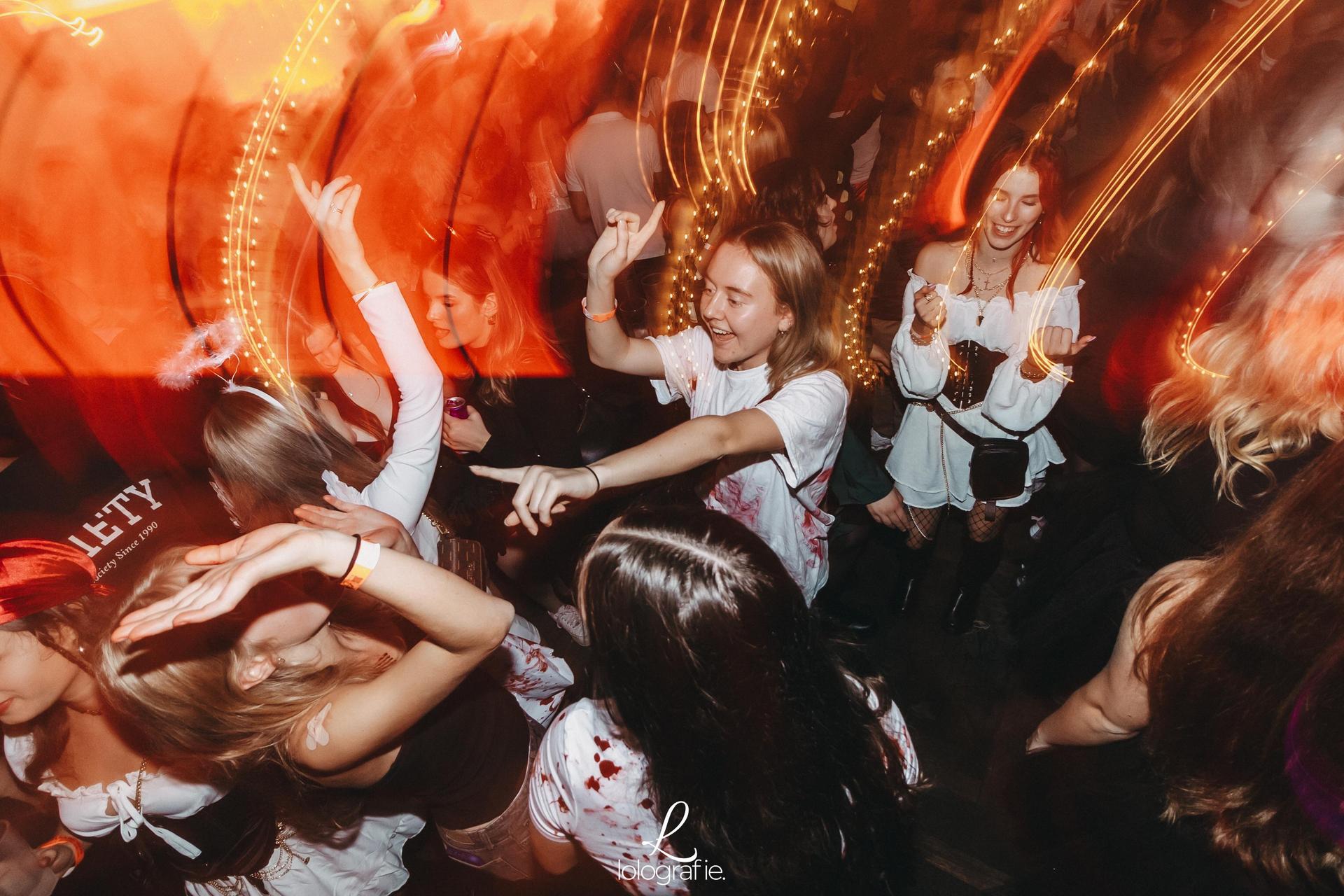 „Creepy Carneval” - das war das Motto der Halloween-Nacht im Casino. Und creepy waren auch viele der Partygäste mit ihren Verkleidungen. (Bild: Leonie Hartung)