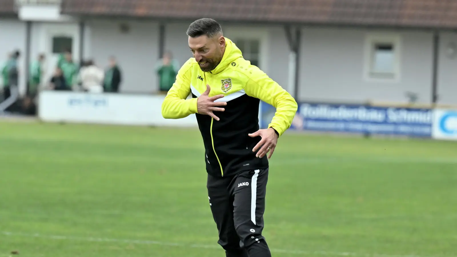 So temperamentvoll wird es an der Seitenlinie künftig wohl nicht mehr zugehen: Ilker Caliskan ist nicht länger Trainer beim Bezirksligisten SV Hahnbach. (Archivbild: Hubert Ziegler)