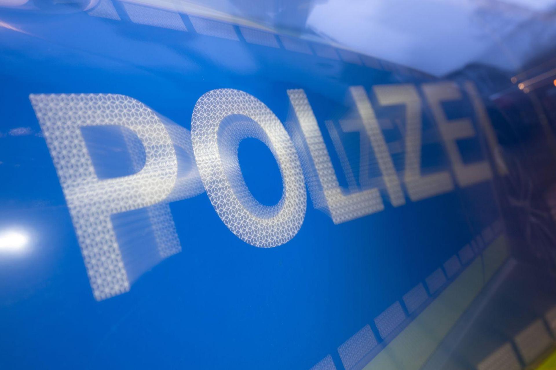 Ein geparkter Mercedes wurde in Amberg von einem unbekannten Fahrzeug angefahren. (Symbolbild: Marijan Murat/dpa)