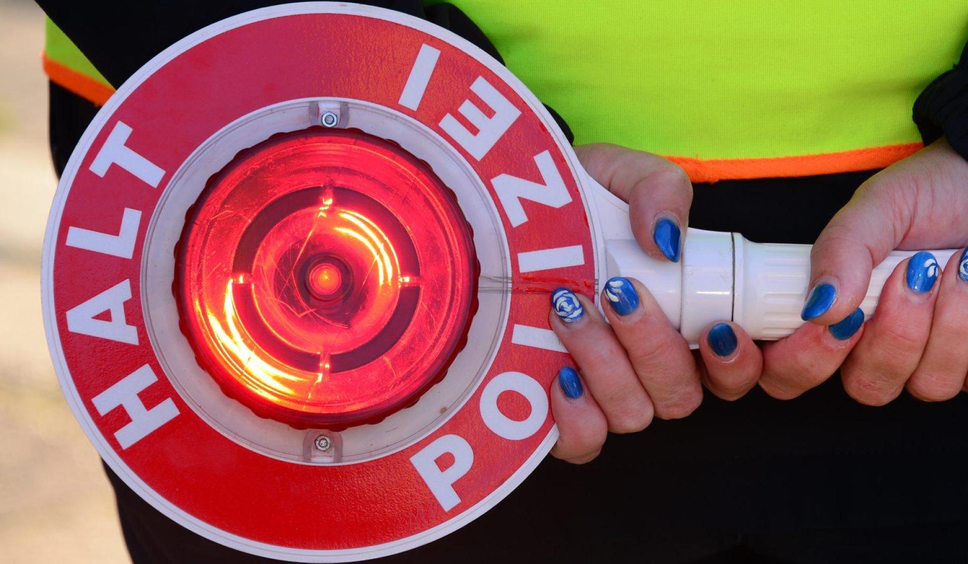 Die Polizei in Hof hat einen uneinsichtigen und renitenten Rollerfahrer in Gewahrsam genommen. (Symbolbild: Martin Schutt/dpa)