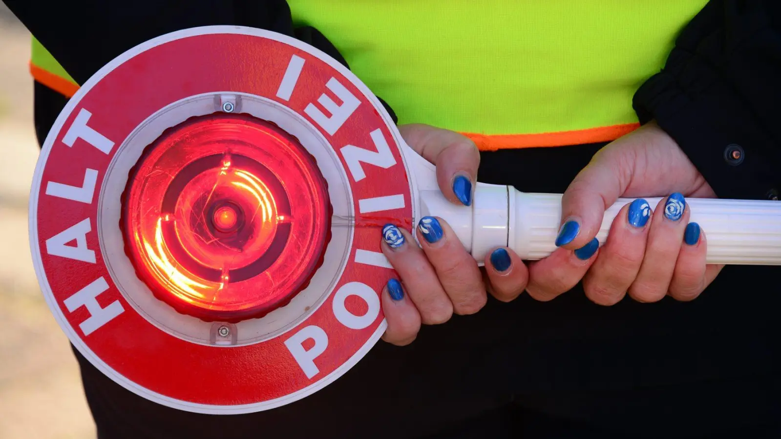 Die Polizei in Hof hat einen uneinsichtigen und renitenten Rollerfahrer in Gewahrsam genommen. (Symbolbild: Martin Schutt/dpa)