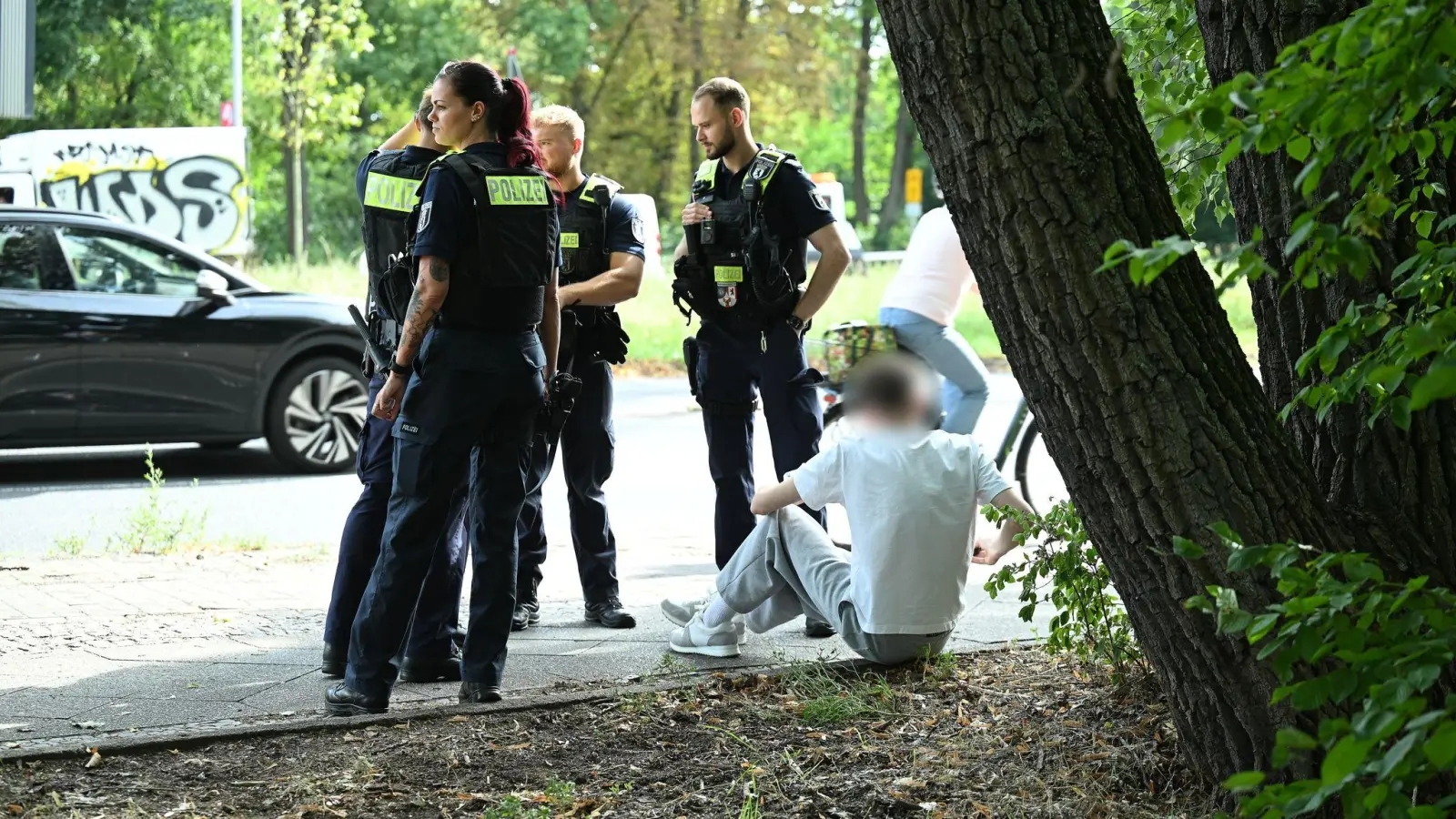 Polizisten stehen an der Unfallstelle.  (Bild: Annette Riedl/dpa)