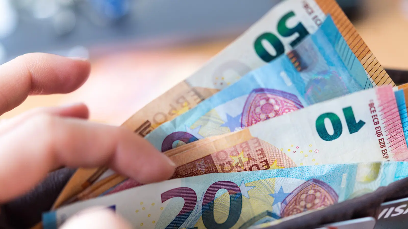 Der Autoverkäufer hatte das Bargeld im Handschuhfach vergessen.  (Symbolbild: Monika Skolimowska/dpa)
