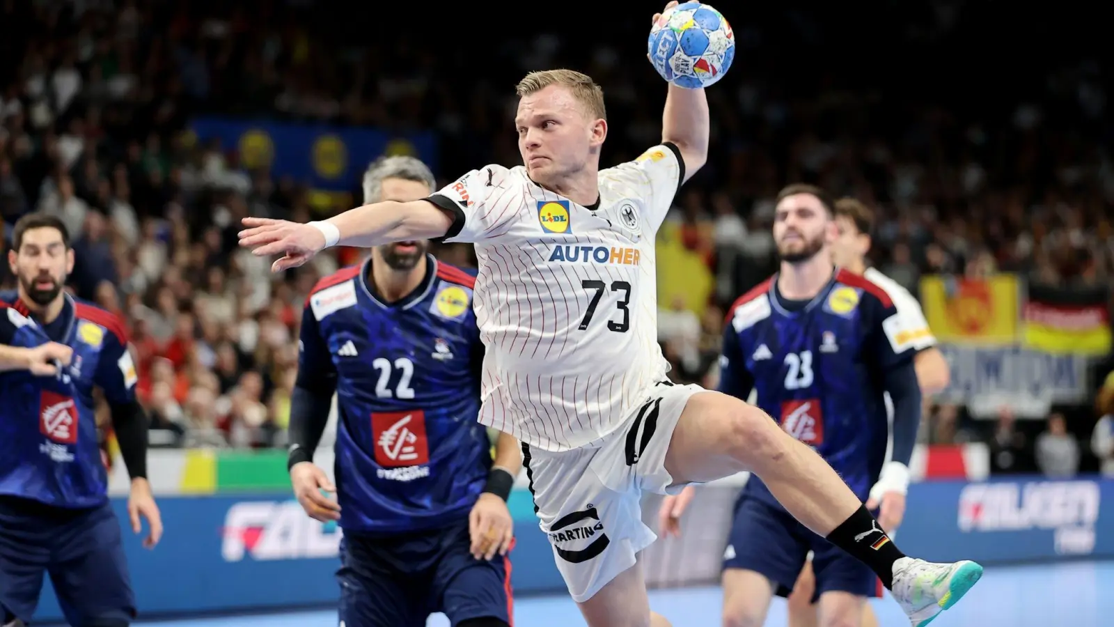 Deutschlands Timo Kastening setzt zum Sprungwurf an. (Bild: Andreas Gora/dpa)