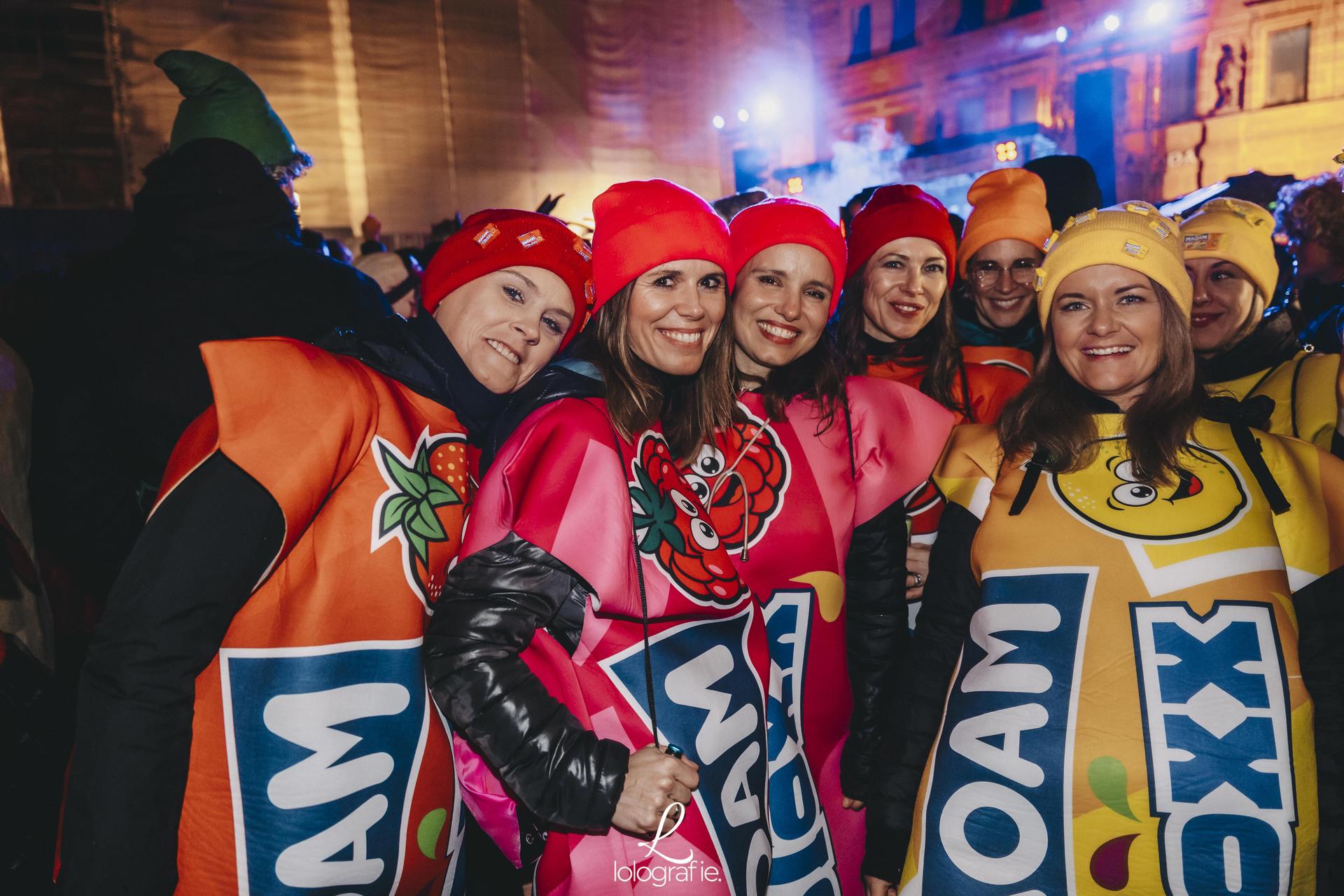 Hexennacht in Amberg. Die Fotos vom Weiberfasching am Marktplatz, exklusiv auf Amberg24.de (Bild: Lolografie)