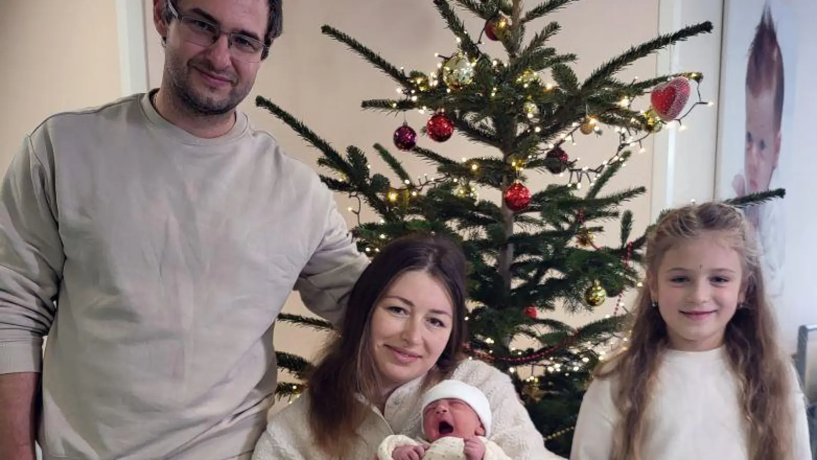 Kateryna (rechts) ist sieben Jahre alt und jetzt eine große Schwester. Mit ihr freuen sich Mama Nadiia und Papa Kirilo Kononov über die Geburt von Max.  (Bild: Verena Uschold)