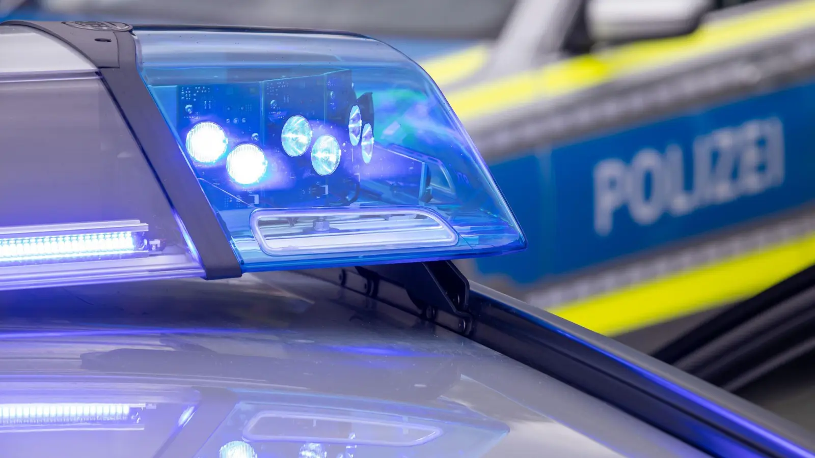 Ein besonderer Fall von Fahrerflucht hat sich in Amberg zugetragen. (Symbolbild: Daniel Karmann/dpa)