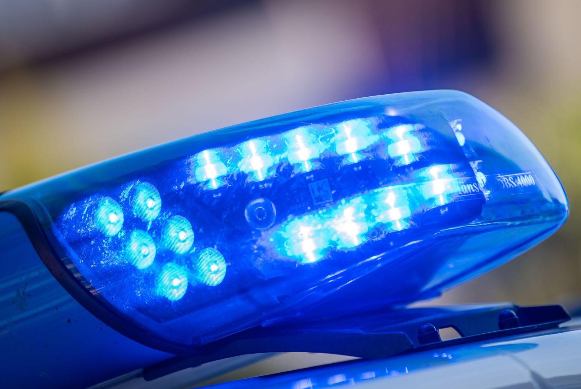 In einem Reitstall in Hahnbach wurde ein Reithelm gestohlen. Die Polizei bittet um Hinweise. (Bild: Lino Mirgeler/dpa)