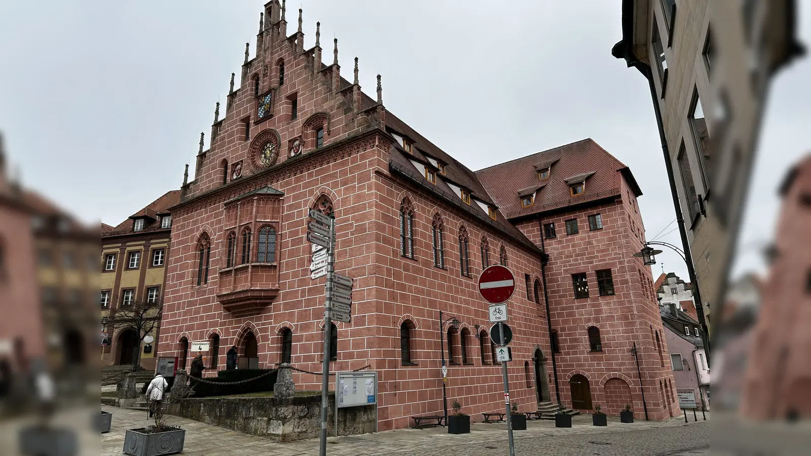 Im Stimmbezirk 4 im Rathaus herrschte am Sonntag zwar reger Betrieb, aber insgesamt konnte das Wahlamt bis 13 Uhr nur eine Wahlbeteiligung von 30 Prozent vermelden., (Bild: Andreas Royer)