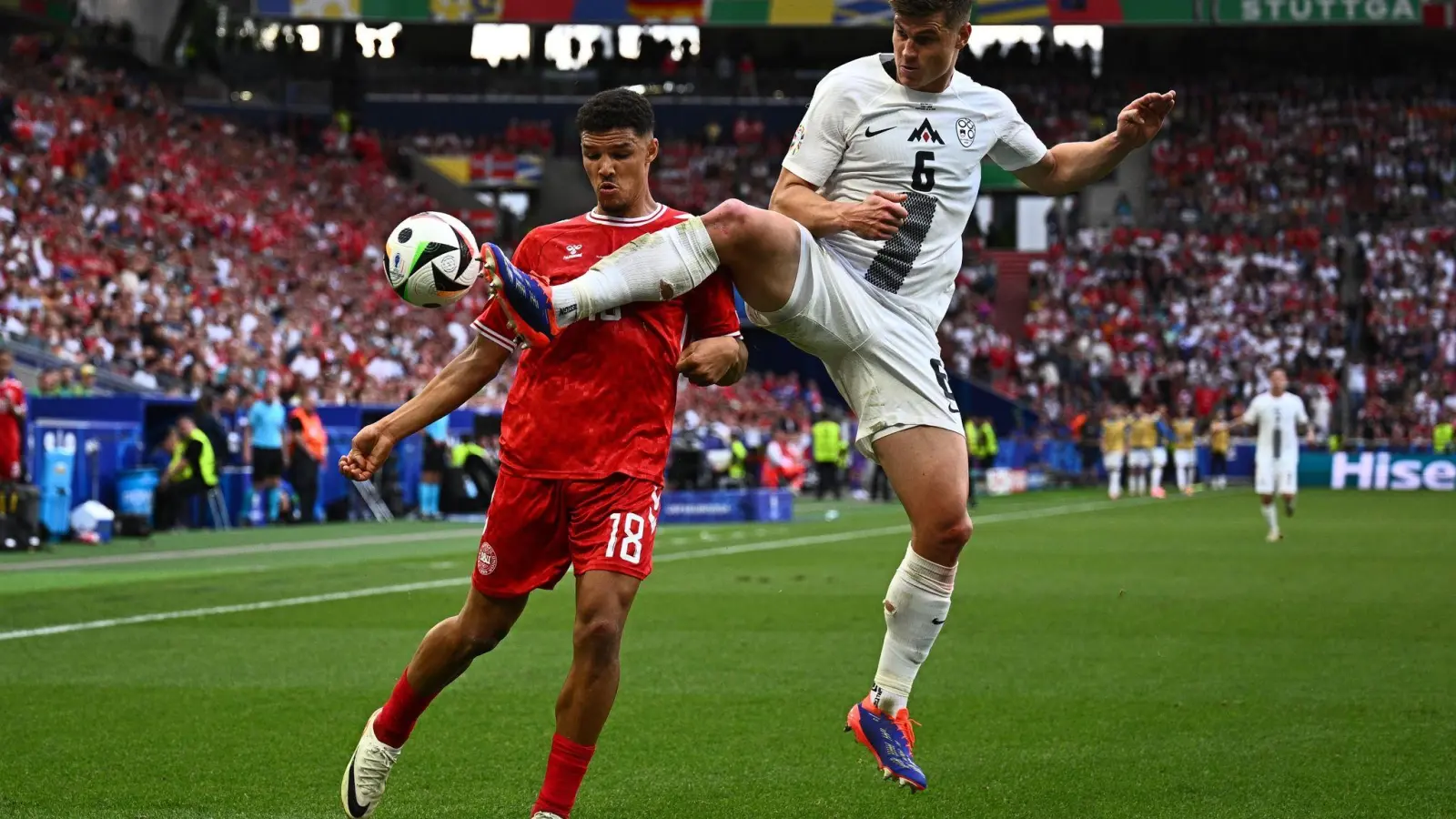 Dänemarks Alexander Bah und Sloweniens Jaka Bijol (r) kämpfen um den Ball. (Bild: Tom Weller/dpa)