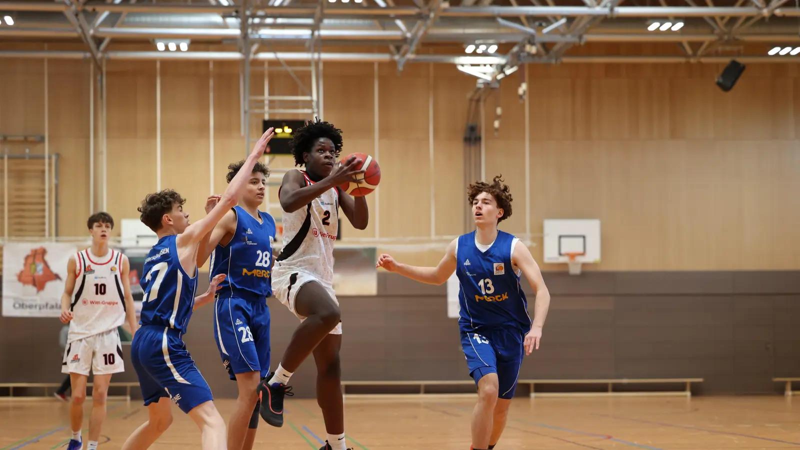 Noah Eklou von den Witt Oberpfalz Hunters (Mitte, Szene aus einem früheren Spiel) beim Abschluss. Durch den Sieg gegen das Team Südhessen konnten sich die Hunters vorzeitig den Klassenerhalt sichern. (Archivbild: Dieter Jäschke)