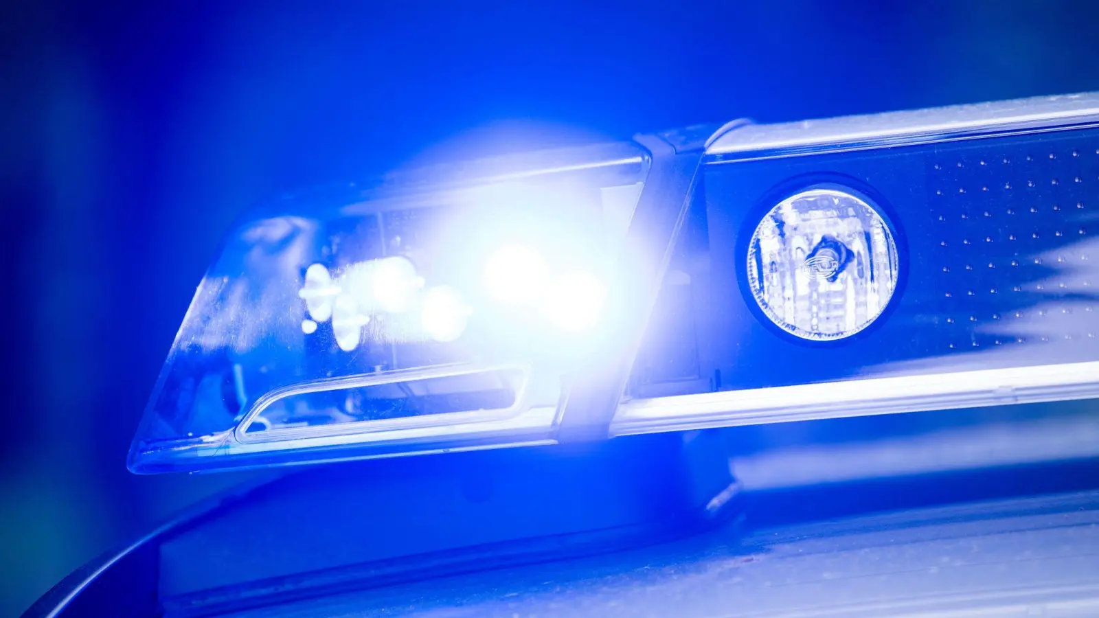 Mit einem Großaufgebot ist die Polizei an einer Schule im Einsatz. (Symbolbild) (Bild: Lino Mirgeler/dpa)