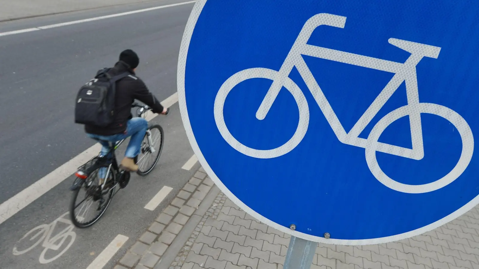 Am Fahrrad eines Schülers aus Rieden wurden Schrauben gelockert, so dass die Bremse nicht mehr funktionierte. (Symbolbild: Arne Dedert/dpa)