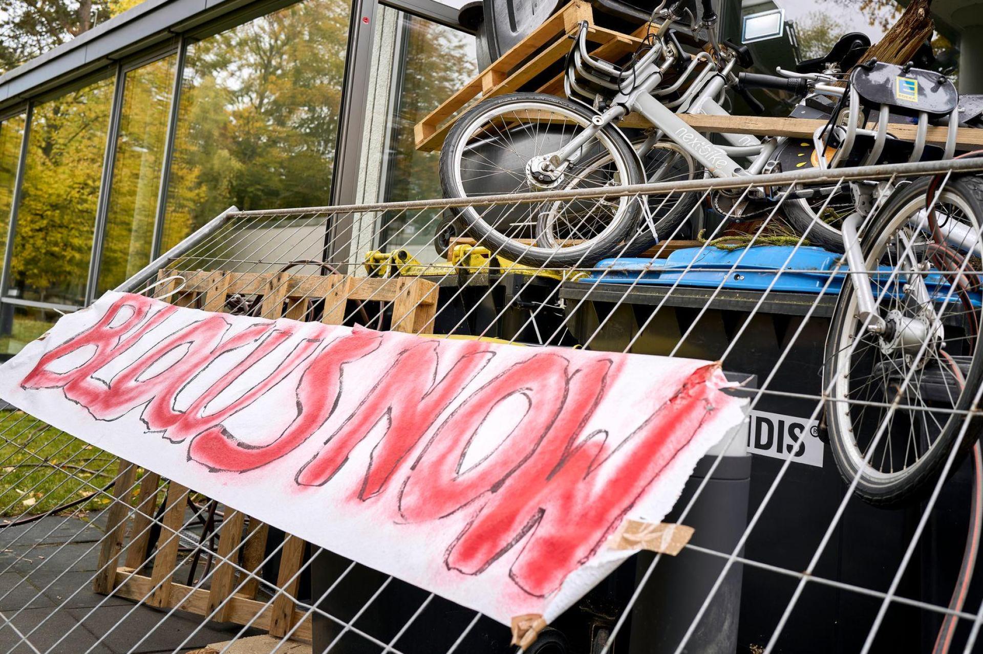 Studentinnen und Studenten blockierten am Mittwoch das Otto-Suhr-Institut der Freien Universität Berlin, um sich gegen Aufrüstung und Sozialkürzungen zu stellen. Die Aktion wurde von der Initiative „Gen Z regelt“ organisiert.  (Bild: Michael Ukas/dpa)