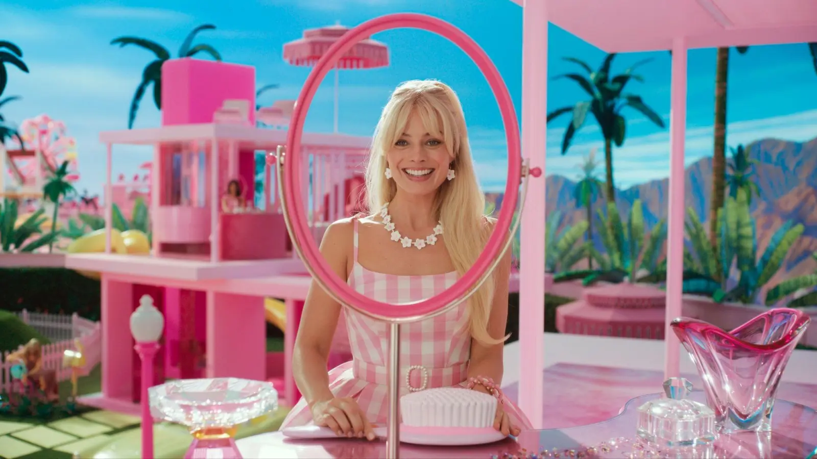 Margot Robbie als Barbie in einer Szene der Films „Barbie”. (Bild: Uncredited/Warner Bros. Pictures/AP/dpa)