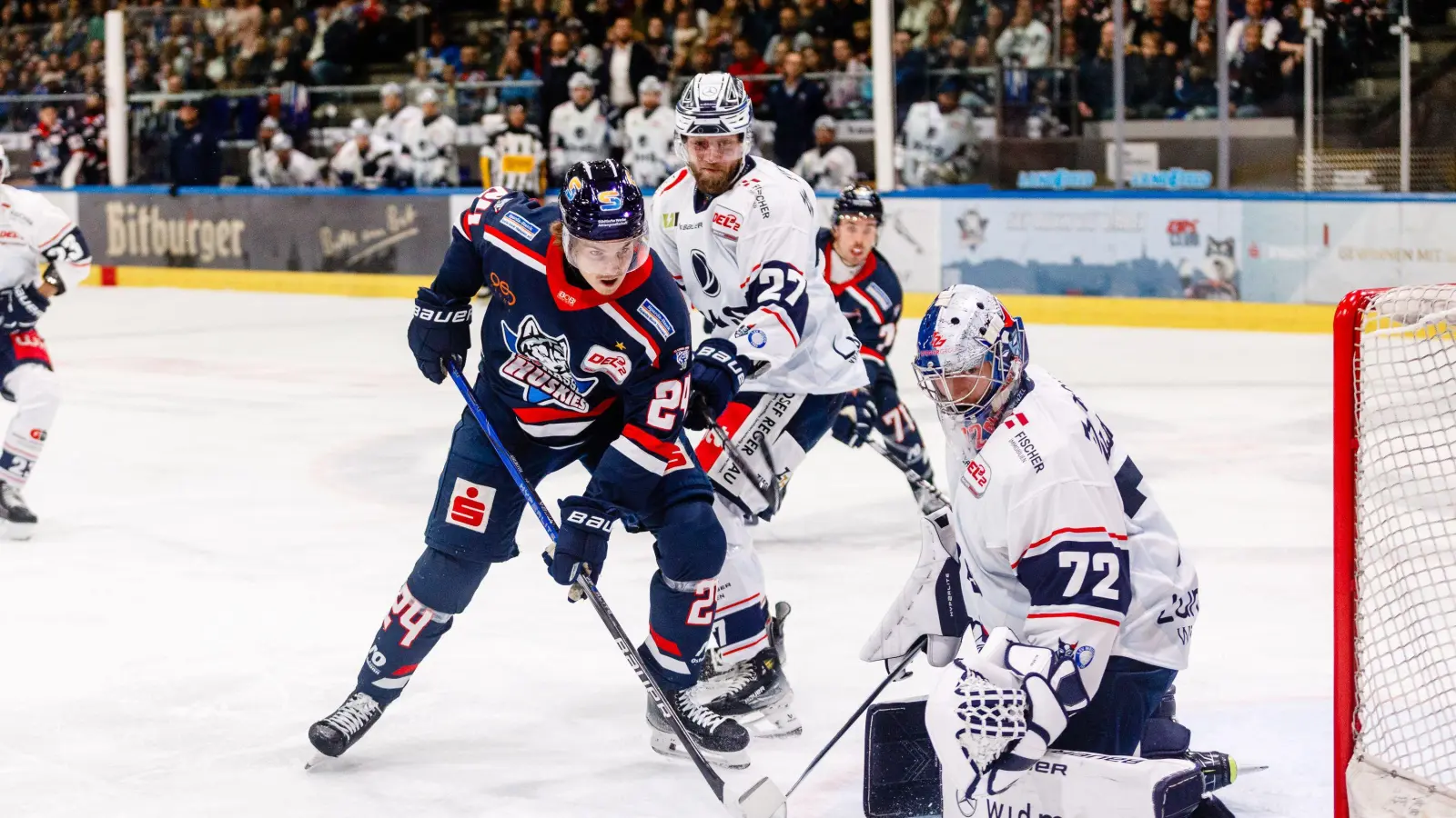 Devils-Keeper Daniel Allavena (rechts) und Dominik Bohac (links daneben) verteidigen das Weidener Tor. Die Devils verloren in Kassel mit 2:3. (Bild: JMD-Photographie)