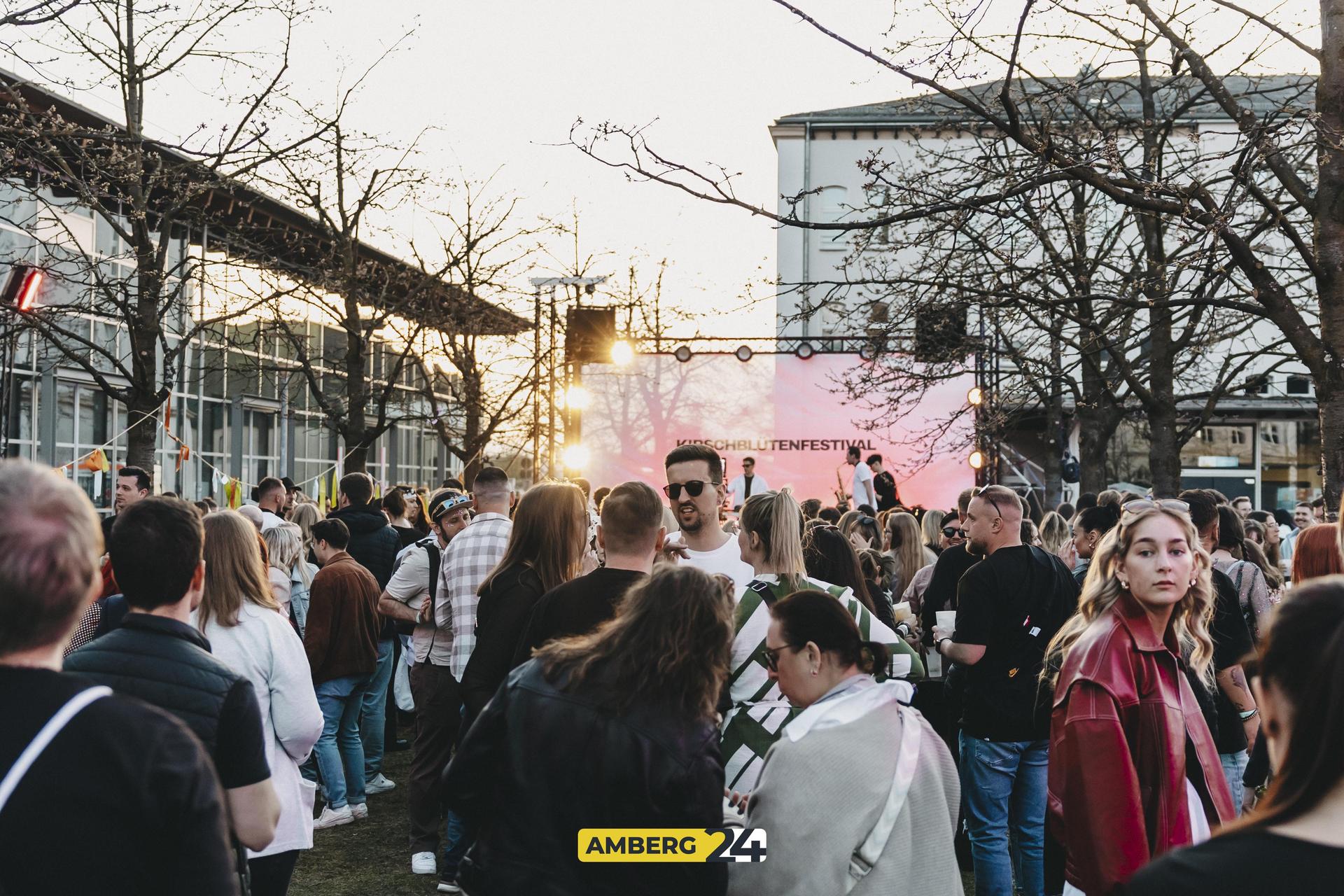 Das erste Mal fand in Amberg das Kirschblütenfestival statt. Der Campus der Amberger OTH verwandelte sich in ein pinkes Paradies. Lolo war für euch vor Ort.  (Bild: Lolografie)