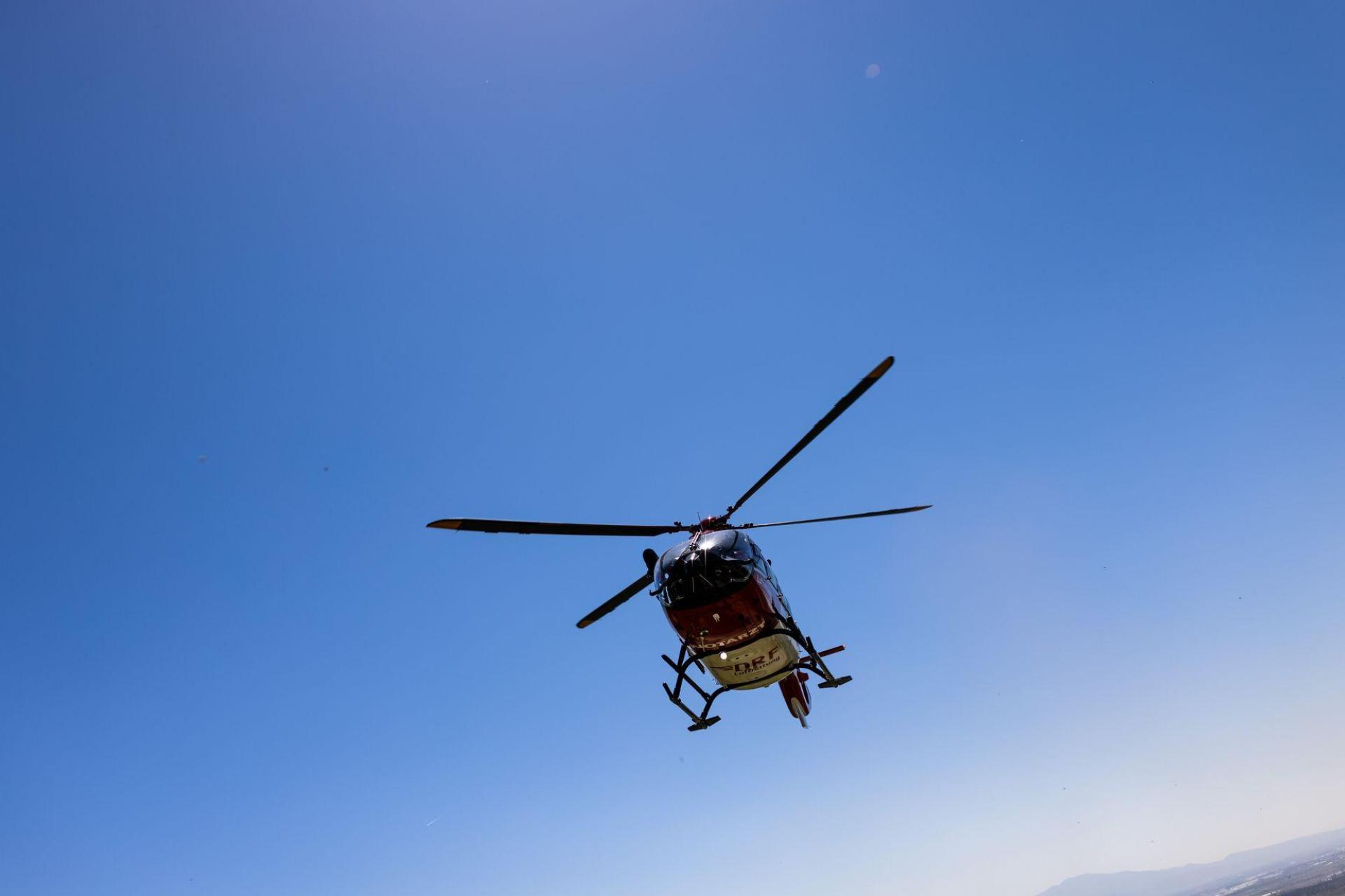 Mit dem Rettungshubschrauber kommt der Jugendliche ins Krankenhaus, dort stirbt er Tage später. (Symbolbild) (Bild: Philipp von Ditfurth/dpa)
